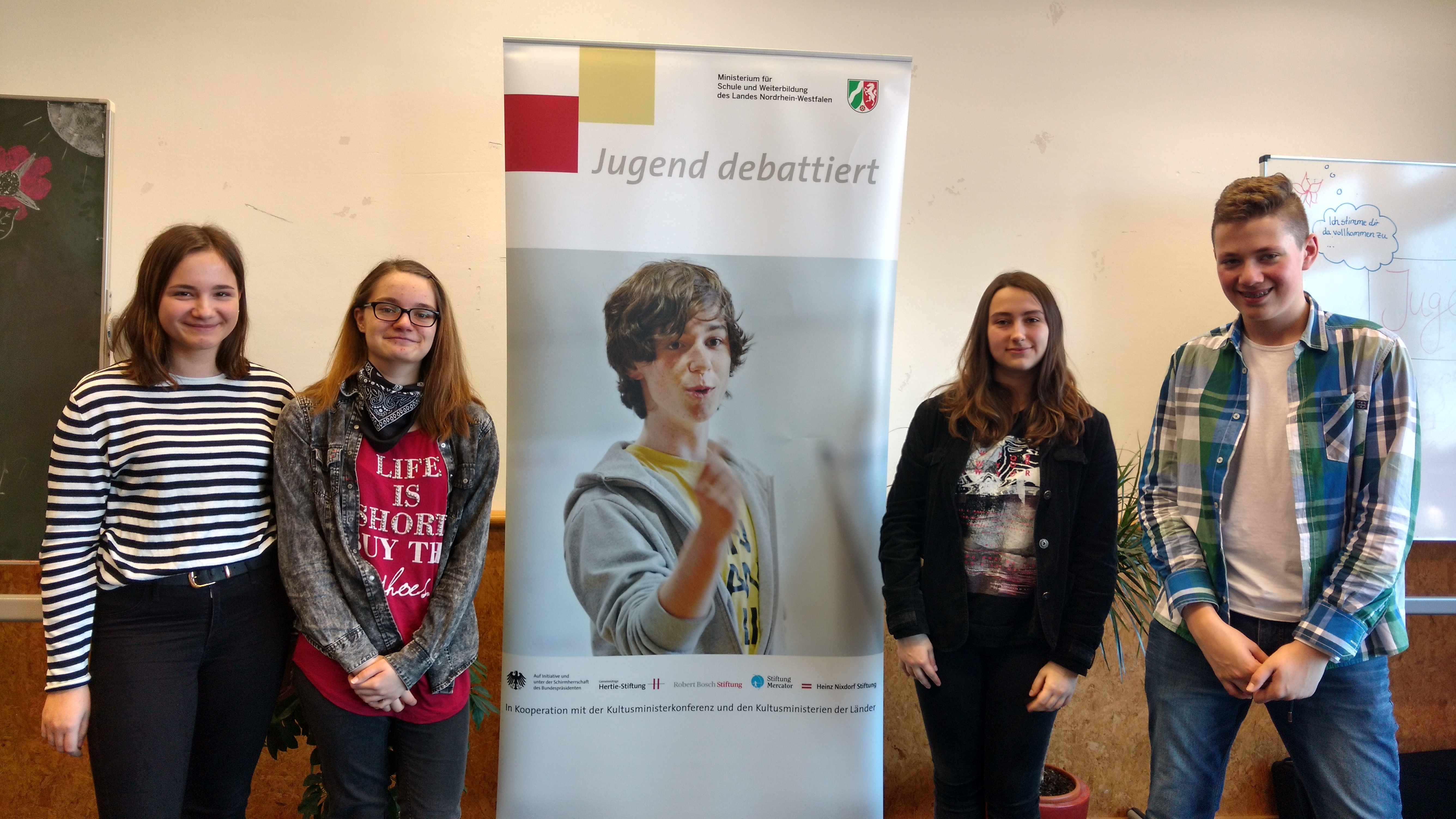 Die Aufnahme zeigt Emilia Kossert und Sinem Aladag (Klasse 9) sowie Aleyna Eken und Luke Mischel (EF) beim Regionalentscheid von „Jugend debattiert“. Foto: Echtermann/SGB