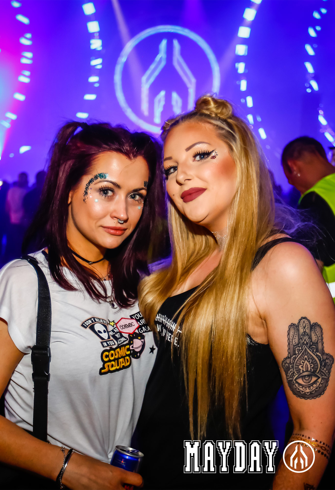 Die Fans der Mayday sind so vielfältig wie die Musik selbst. Ob Techno-Liebhaber oder leidenschaftlicher Hardcore-Fan, ob mit Fellstulpen, pinken Haaren oder Netzshirt, alle feiern hier von 19 bis 9 Uhr friedlich und wild miteinander.