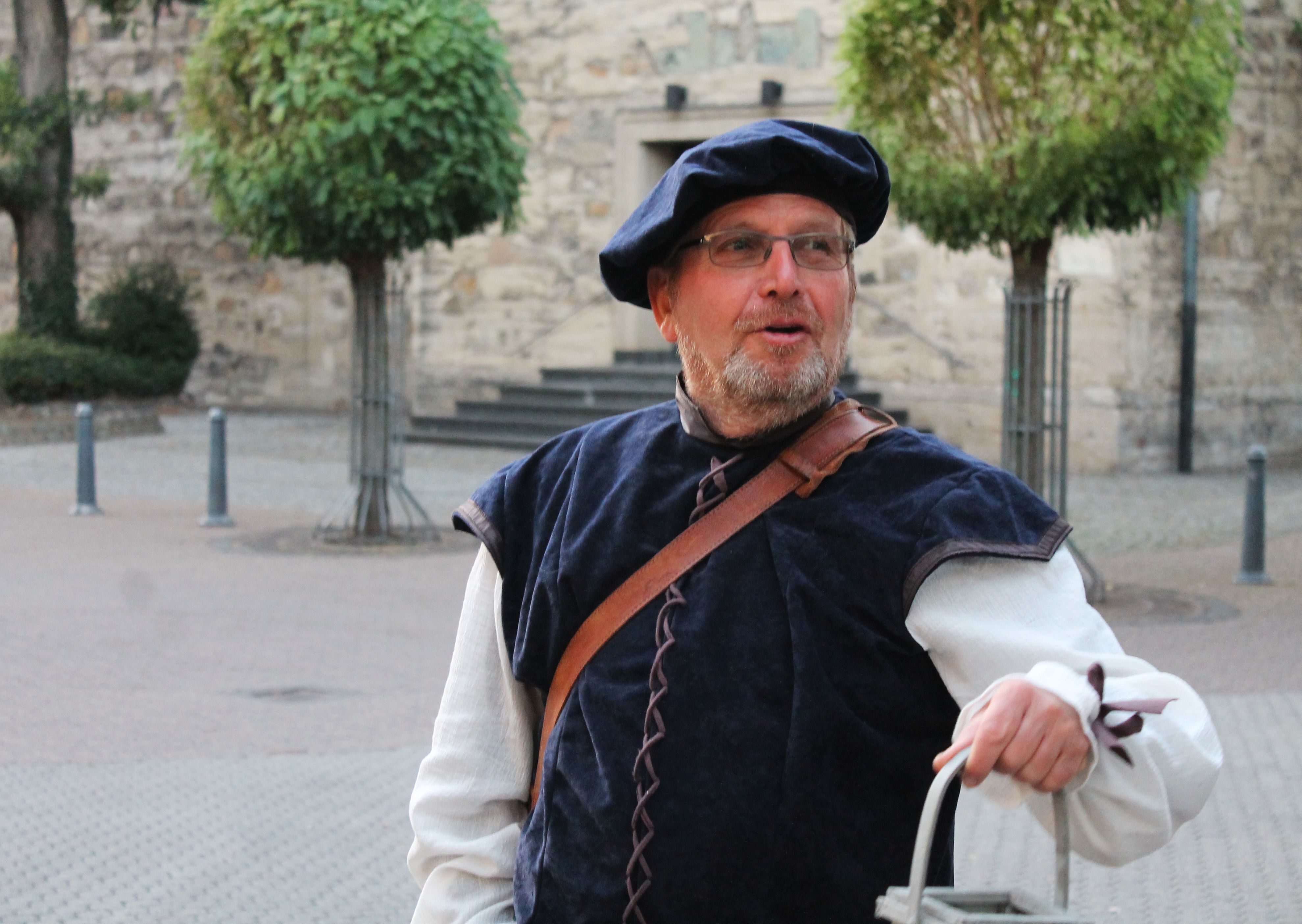 Die Dorstener Nachtwächter übergeben an die Hansekaufleute. Im Bild: Hansekaufmann Rolf Steinwede, einer der Gästeführer im Team der Stadtinfo für die Altstadtrundgänge.