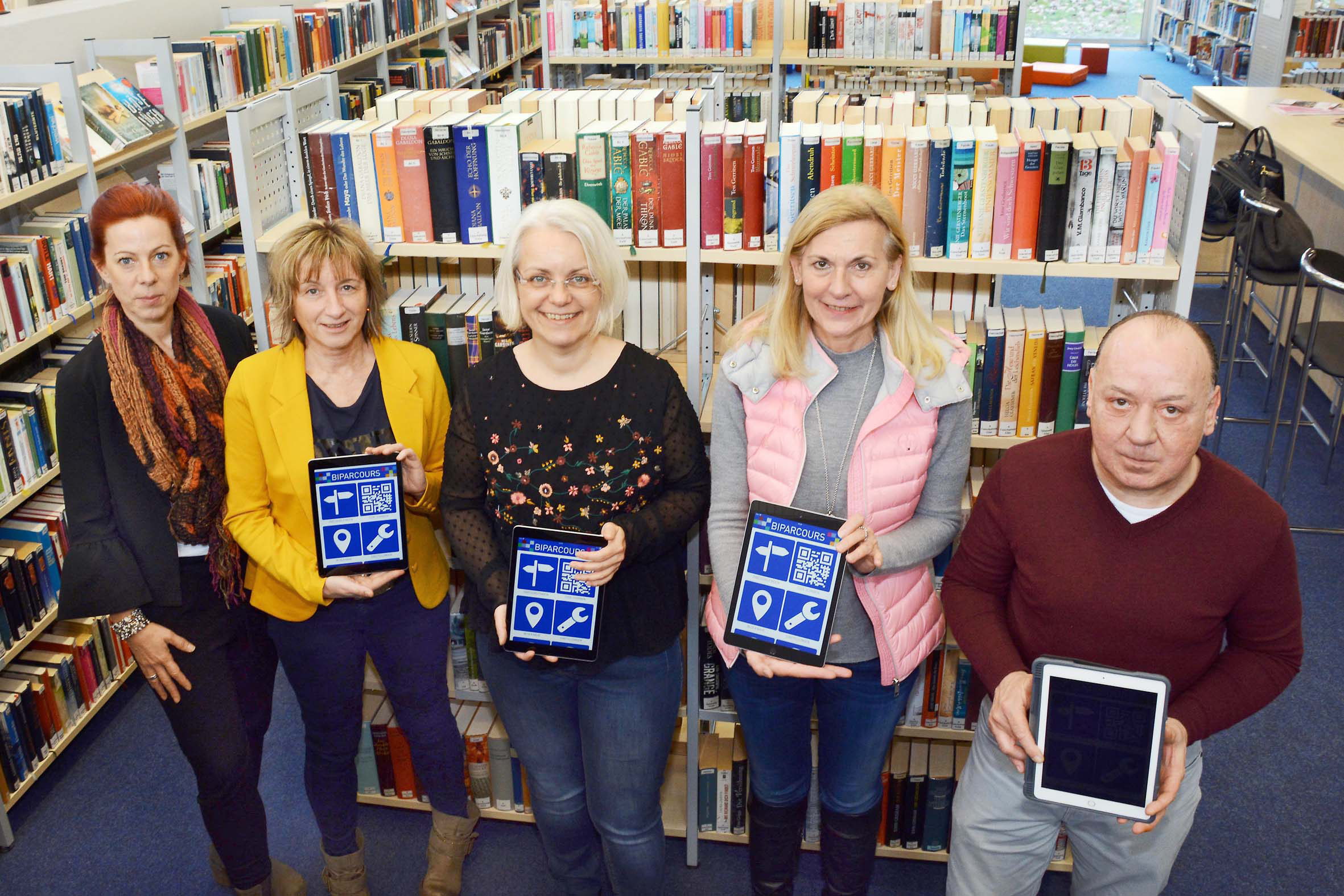 Dank des Sponsoring der in Scharnhorst-Ost kooperierenden Wohnungsgesellschaften und der Stadt verfügt die Bücherei Scharnhorst - rechts im Bild Bibliotheksleiter Andreas Röhr - über eigene iPads.