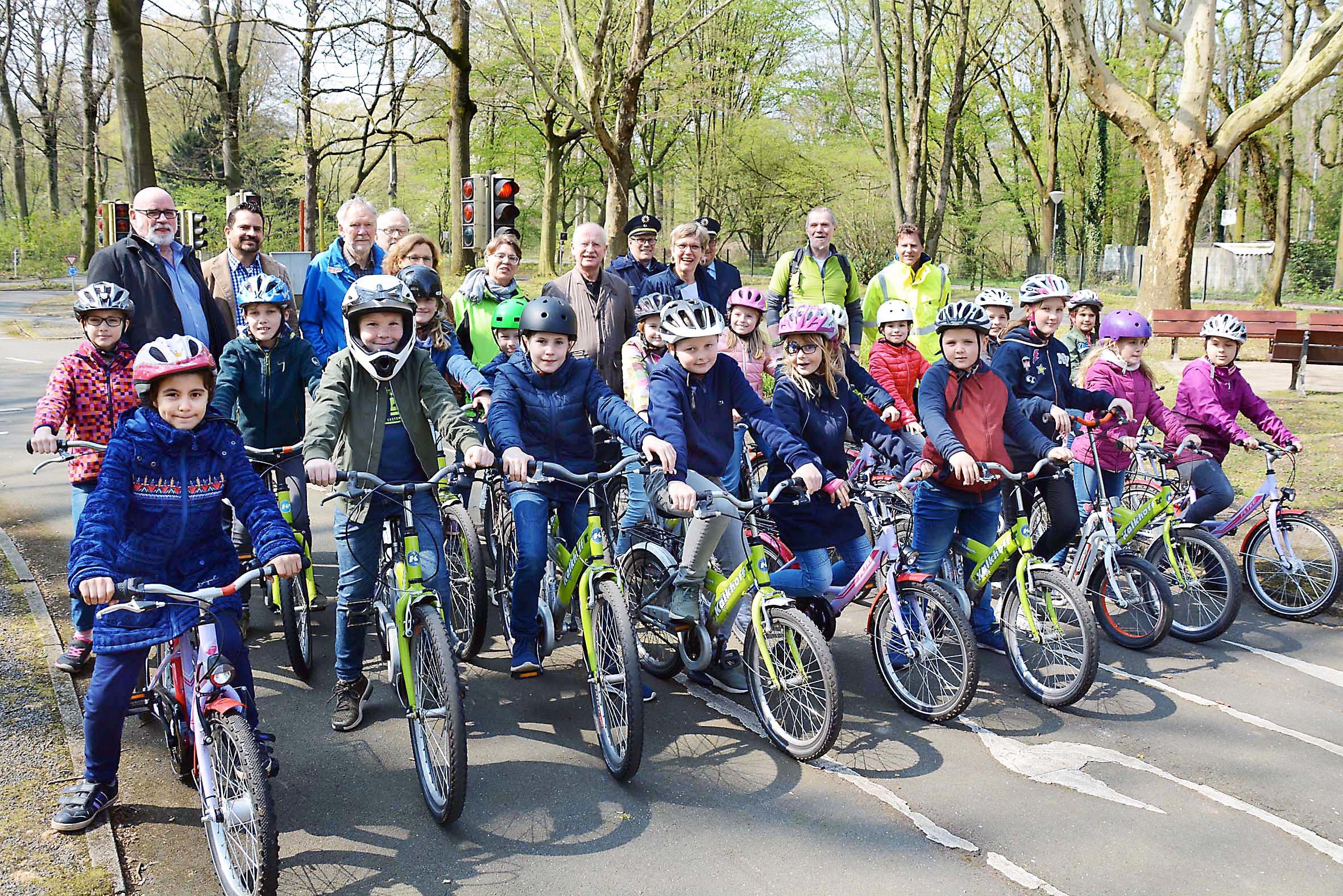 Dortmunds Schul- und Jugend-Dezernentin Daniela Schneckenburger (hinten, 4.v.r.) präsentierte gemeinsame mit Vertretern von ADFC, Verkehrswacht, Polizei, Stadtverwaltung und Politik das neue Konzept der Verkehrserziehung, speziell in der Jugendverkehrsschule im Fredenbaum-Park.