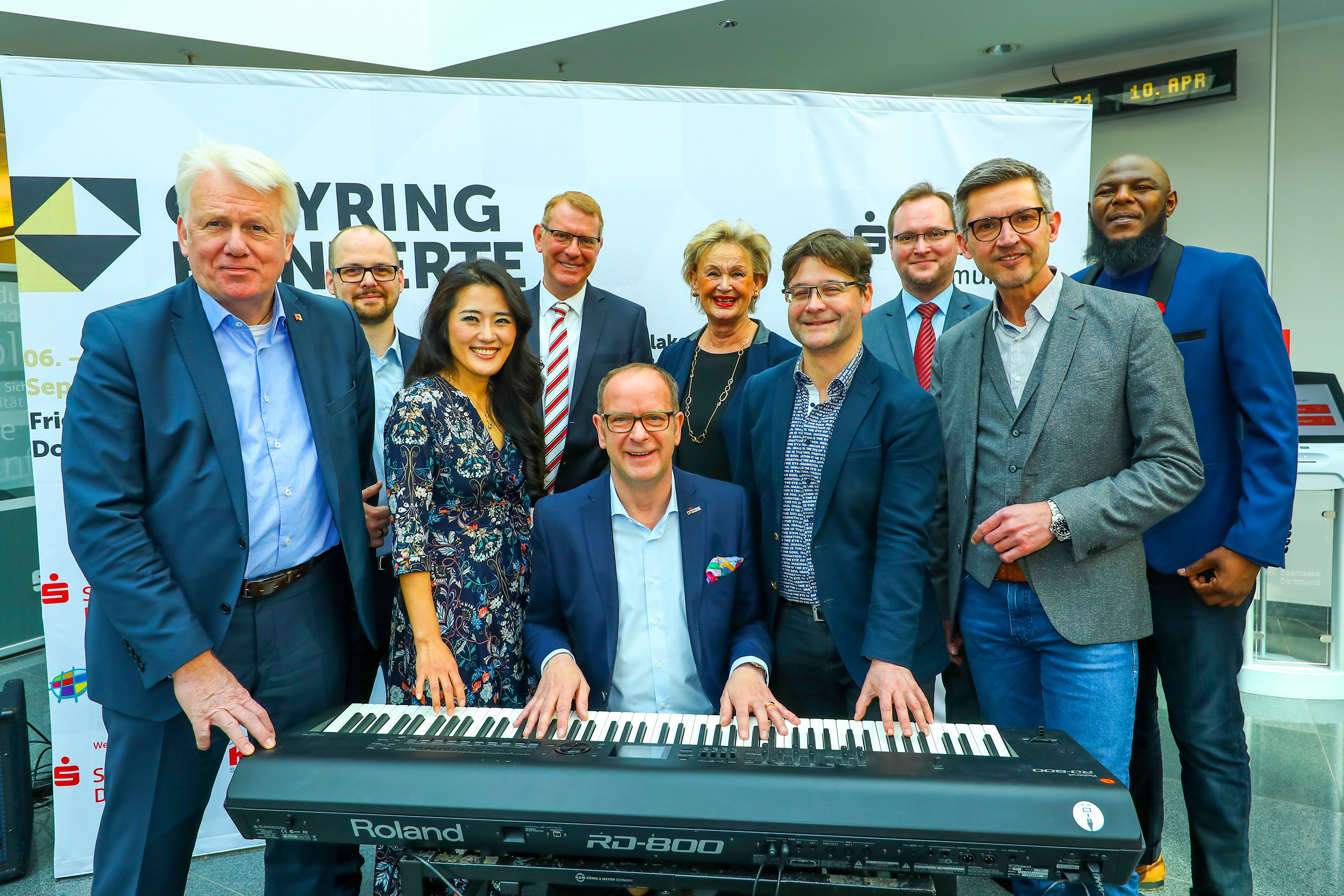 Das Programms stellten jetzt vor (v.l.): Oberbürgermeister Ullrich Sierau, Jens Ahrens vom Motor Center Heinen, Ensemblemitglied Anna Sohn, Dirk Schaufelberger, von der Sparkasse, Initiator Dirk Rutenhofer, Daria Schmitz vom Juwelier Wempe, Opern-Intendant Heribert Germeshausen, Orchestermanager Alfred Korn, Veranstalter Frank Schulzvon der CMG sowie Ensembelmitglied Mandla Mndebele.