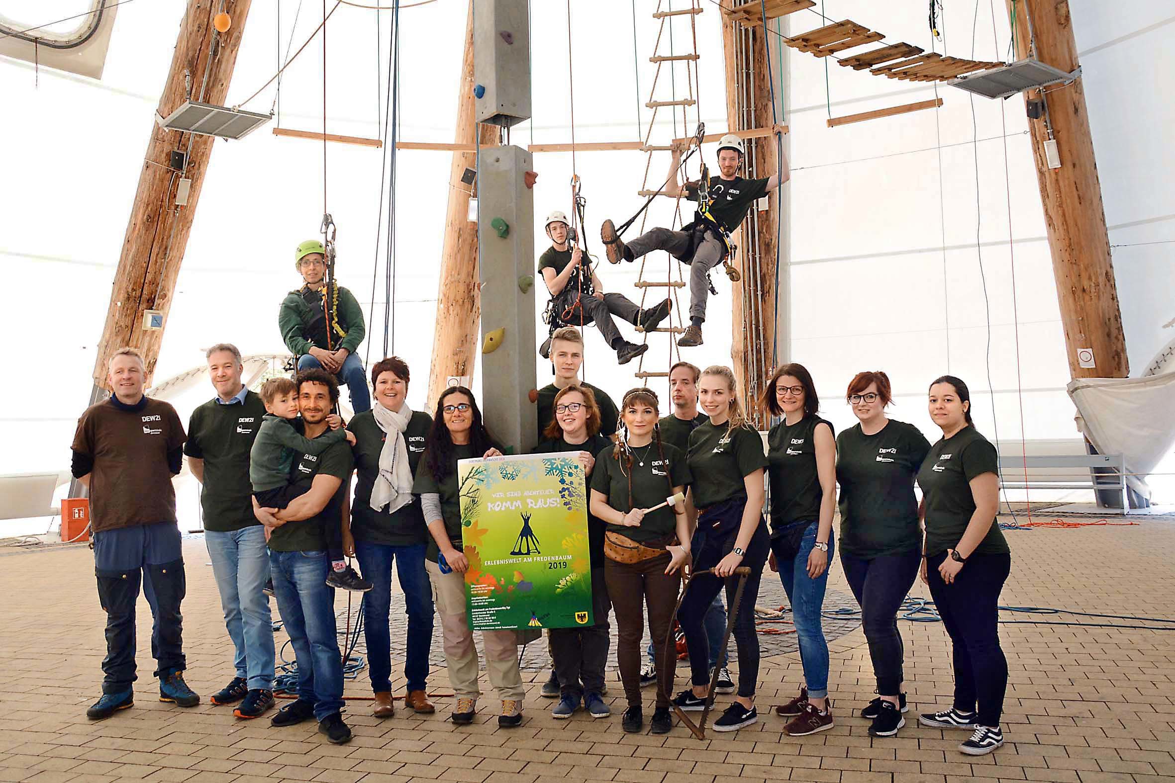 Das Team von der Erlebniswelt Fredenbaum um Leiterin Stefanie Menneken (vorne, 5.v.l. mit Halstuch) stellte sich beim Familienfest im Big Tipi unter dem Hochseilgarten zum Start der Outdoor-Saison mit Klettern und Bogenschießen der Öffentlichkeit vor.