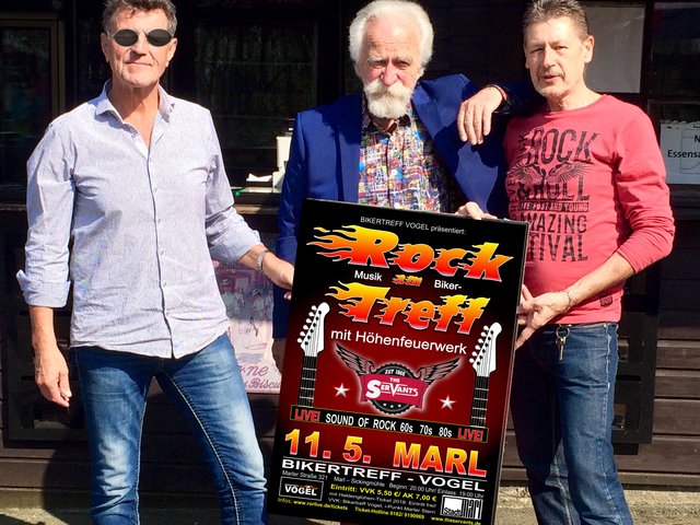 Präsentieren "Rockmusik am Bikertreff" v.l.n.r.: Rudi Vogel (Bikertreff), Hans von der Forst (Veranstalter) und Bernhard Wedding (Musiker The Servants)