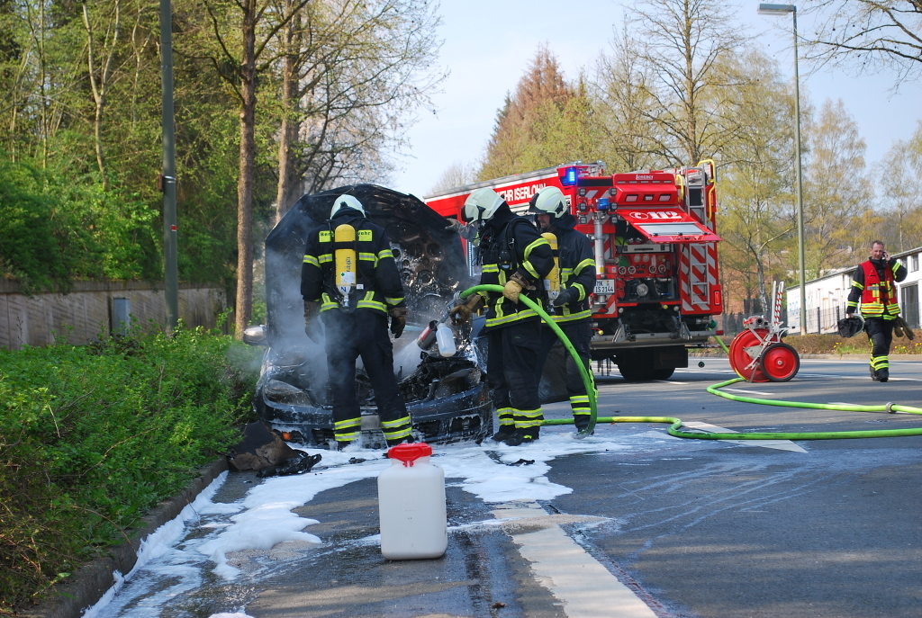 Der Mercedes brannte trotz des Einsatzes der Iserlohner Feuerwehr komplett aus. Foto: Feuerwehr Iserlohn