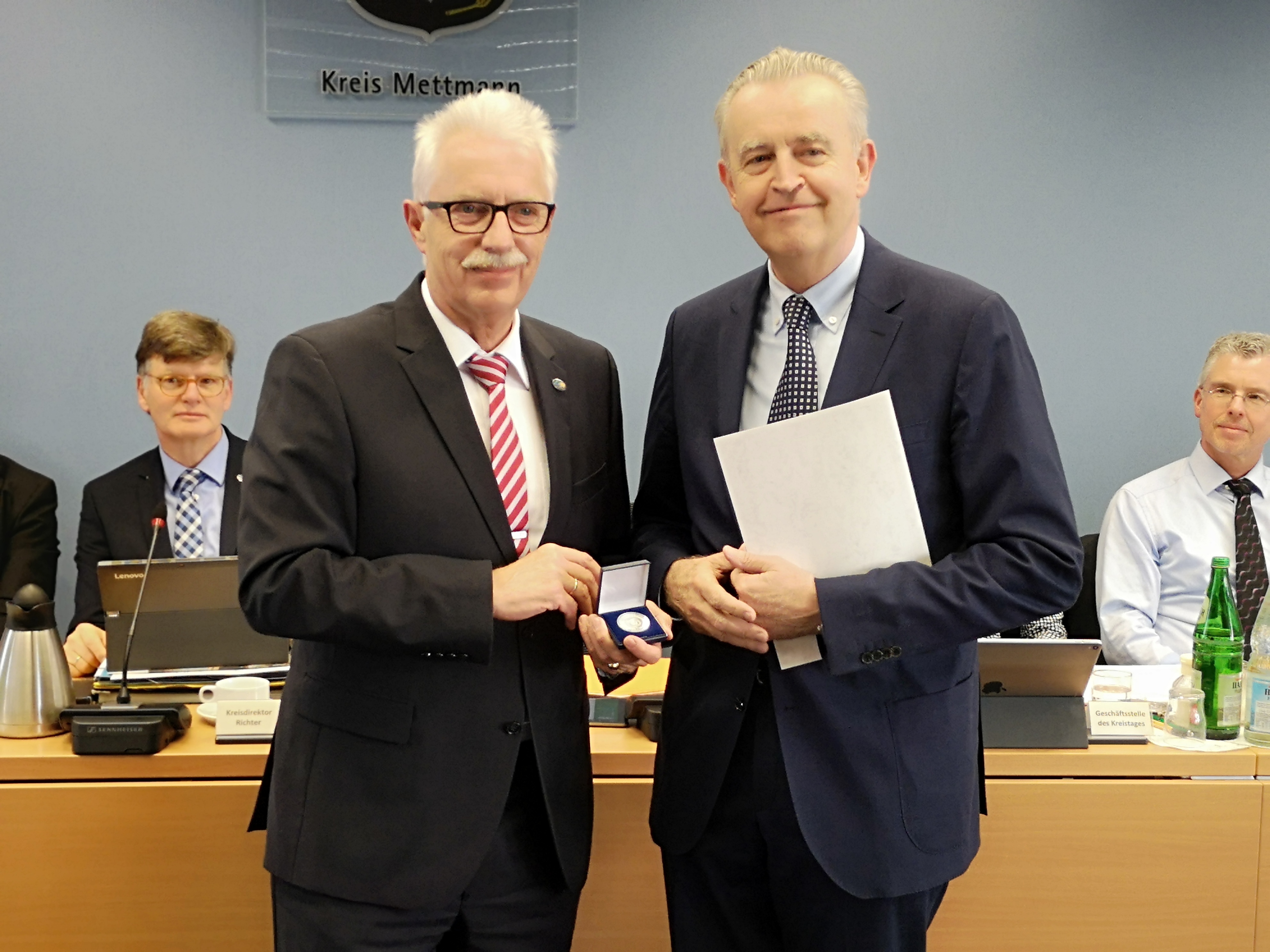 Die Silbermünze des Kreises überreichte Landrat Thomas Hendele (l.) an Prof. Gerd-Christian Weniger.