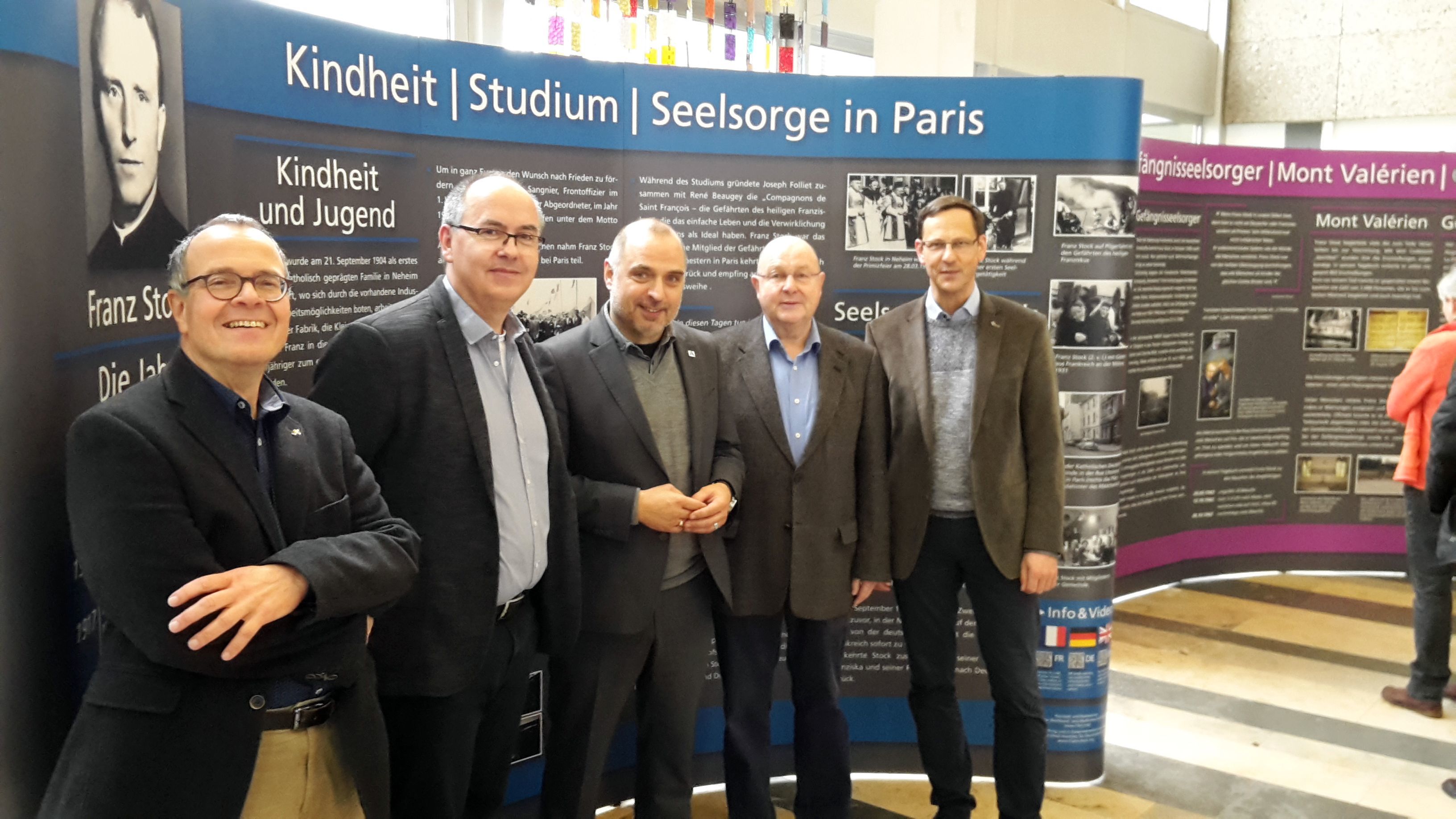 Arnsbergs Bürgermeister Ralf Paul Bittner (Mitte) sowie Thomas Bertram und Frank Trompeter vom Franz-Stock-Komitee eröffneten jetzt die Ausstellung „Franz Stock - Versöhnung durch Menschlichkeit“ im Beisein von Peter Kleine (Kulturbüro) und Michael Timmermann (Franz-Stock-Komitee).
