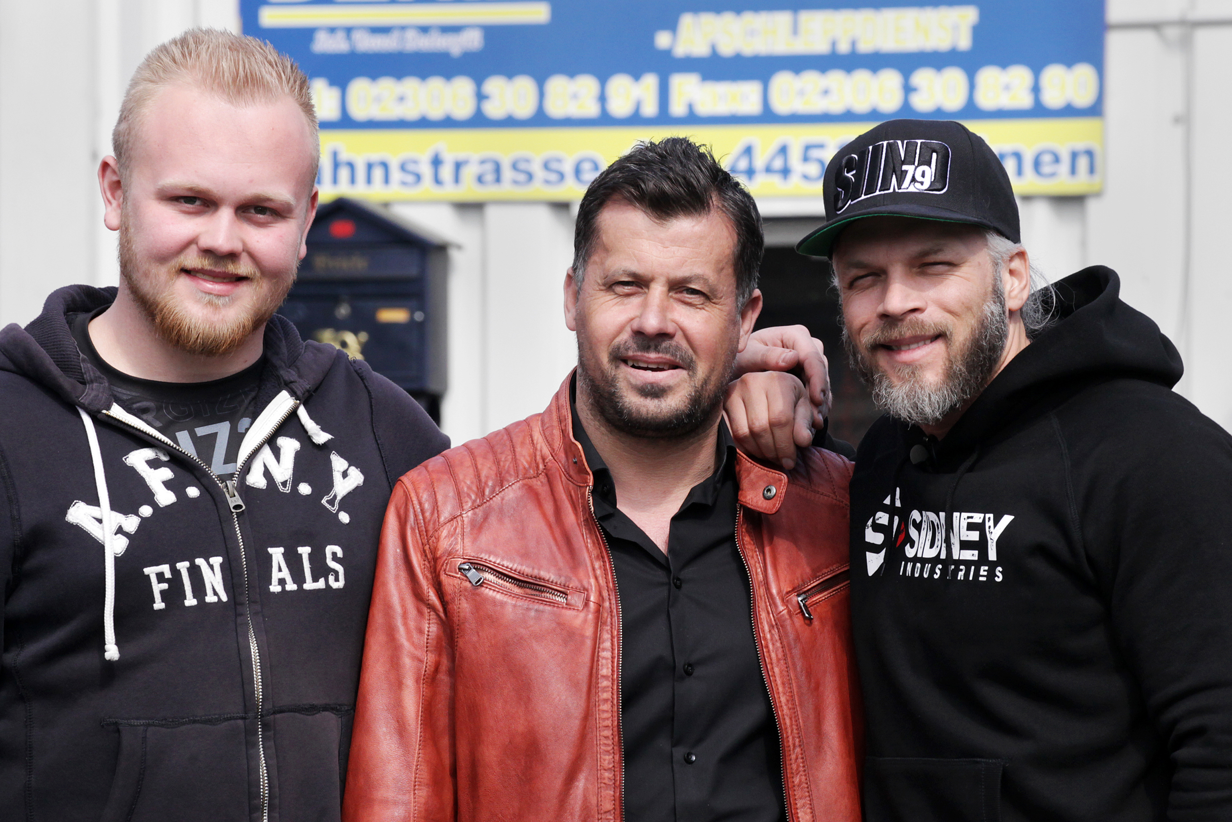 Sidney Hoffmann und Noah schauten am Mittwoch bei Varol Dedeagili von Deniz Automobile in Lünen nach einem passenden Auto.