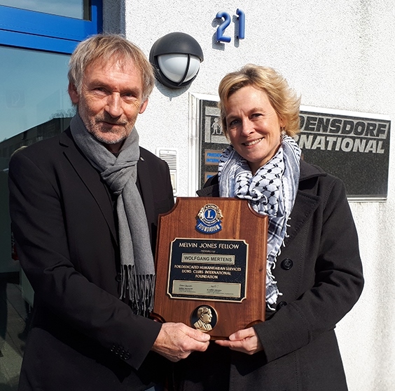 Friedensdorf-Mitarbeiterin Claudia Peppmüller freut sich mit Wolfgang Mertens.