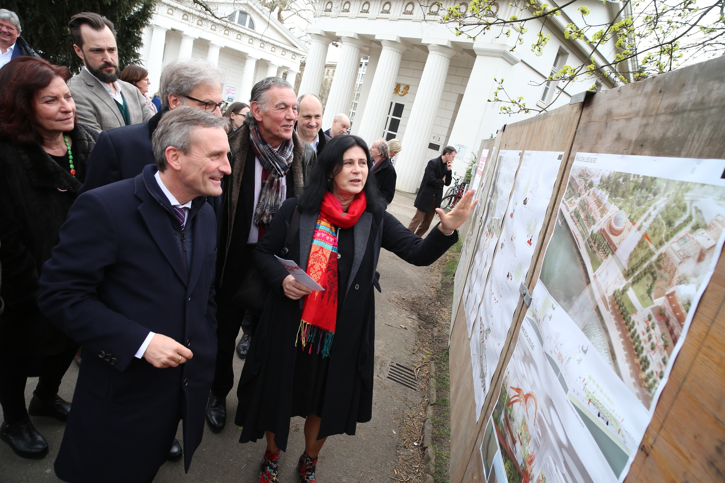 Stellten die Bürgerbeteiligung vor: Planungsdezernentin Cornelia Zuschke (r.), OB Thomas Geisel (vorne). Mit dabei: Gründezernentin Helga Stulgies, Kulturdezernent Hans-Georg Lohe, Thorben Meier (Düsseldorf Marketing) und Jonges-Baas Wolfgang Rolshoven.
