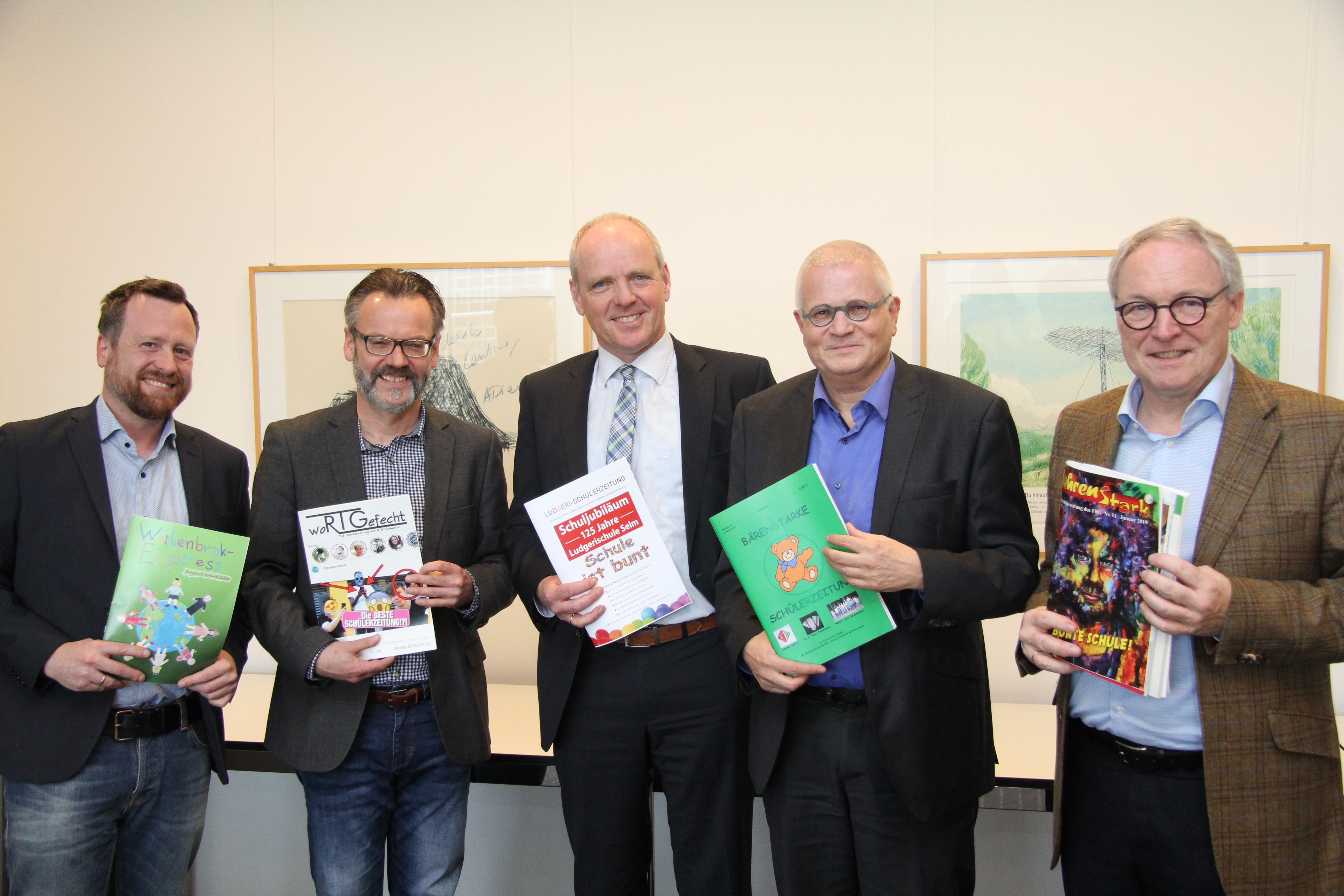 Die Jury bewertete die eingegangenen Schülerzeitungen und kürte die Gewinner und Platzierten. V. l. n. r.: Fabian Hintzler, Pressereferent der Westfälischen Provinzial Versicherung, Stefan Nottmeier, Chefredakteur des Radiosenders Antenne Münster, Thomas Tenkamp, Geschäftsführer der Kulturstiftung, Jörg Brokkötter, Pressesprecher und
Norbert Tiemann, Chefredakteur der Westfälischen Nachrichten.