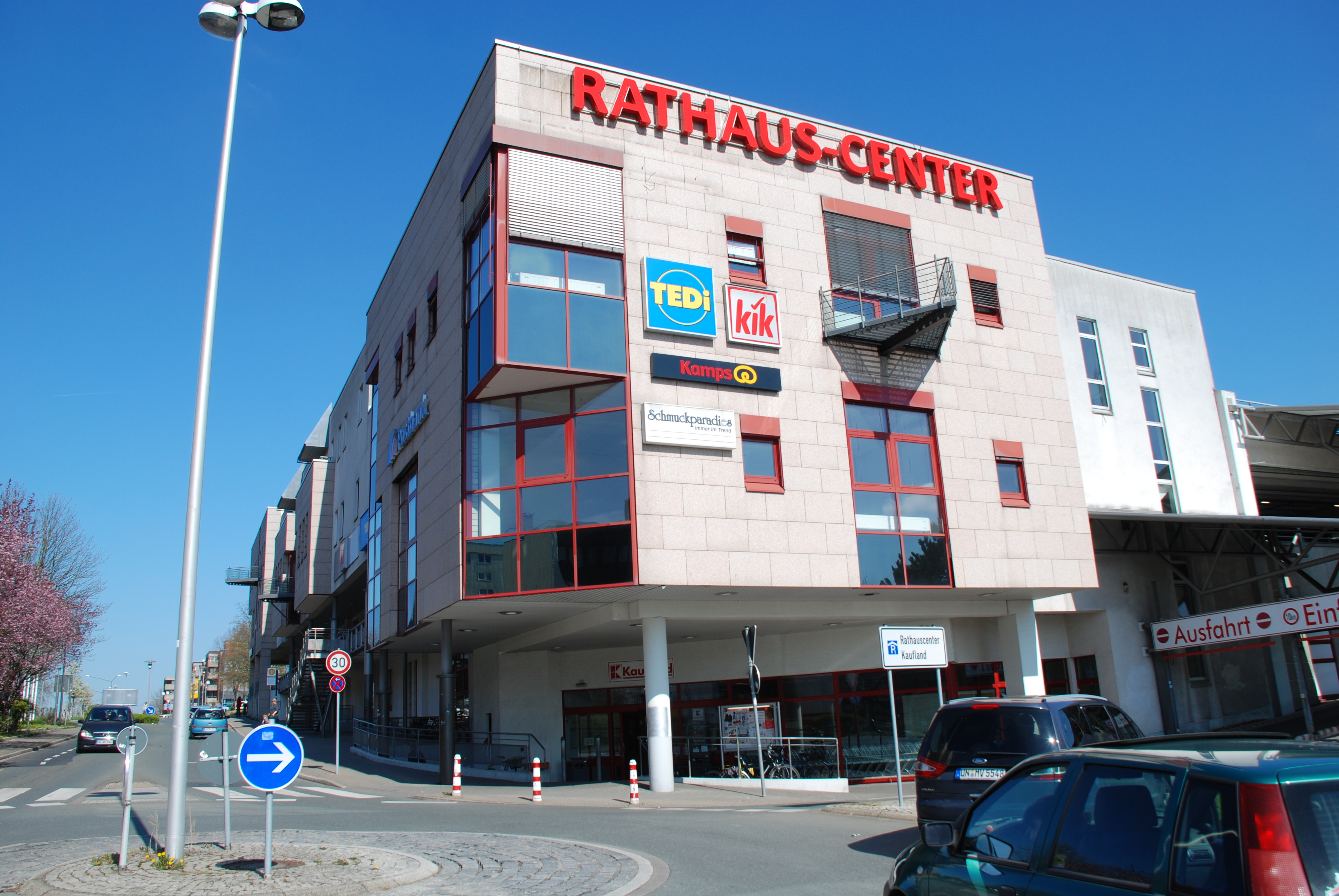 Der neue Schriftzug "Rathaus-Center" ist schon von weitem zu sehen. Fotos (7): Anja Jungvogel