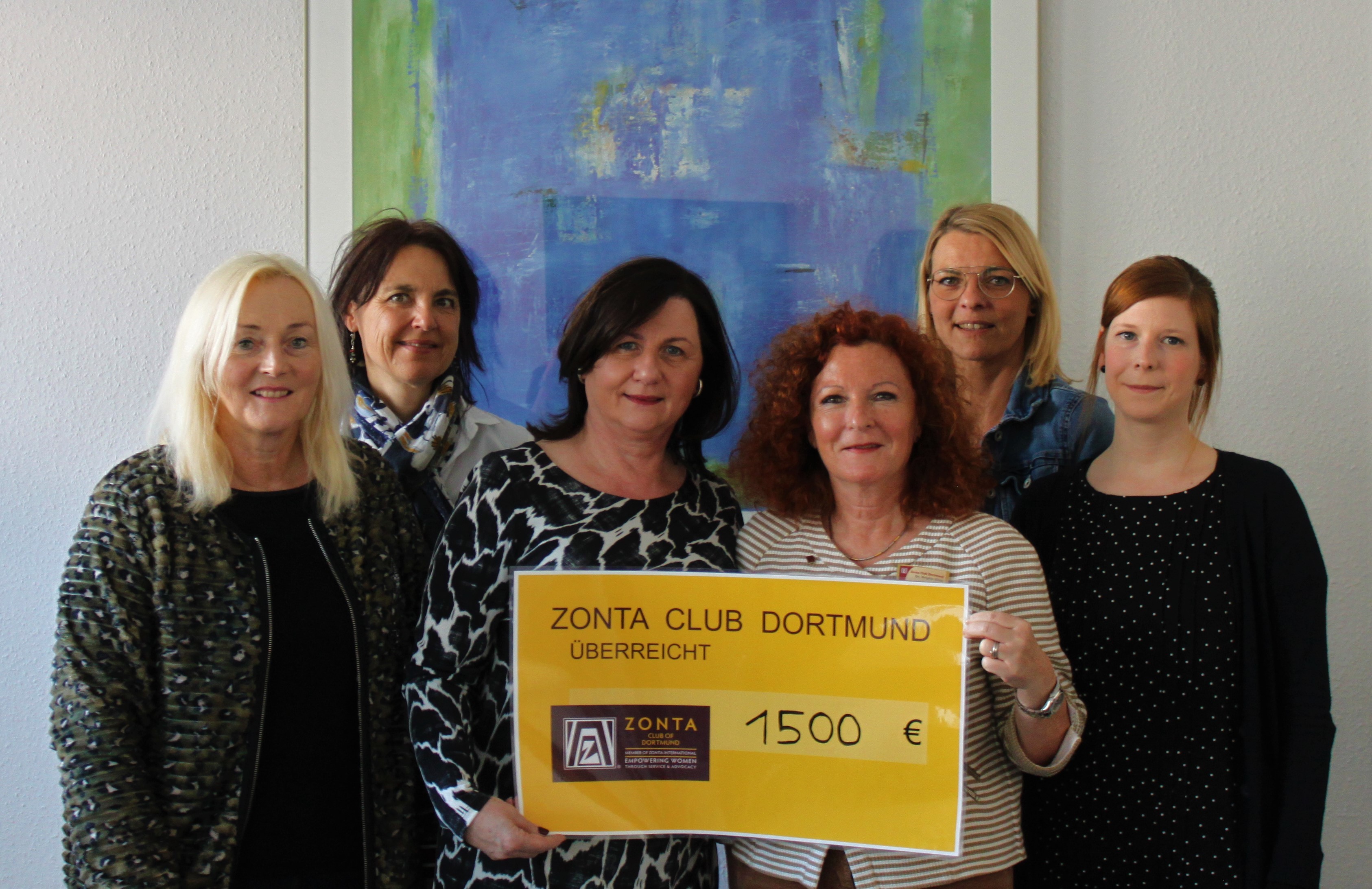 Auf dem Foto sehen Sie von links nach rechts:
Andrea Onnebrink, Sigrun Rottmann, Rosemarie Koch, Dr. Brigitte Klein, Claudia Ebbers und Franca Ziborowius (Foto: Frauenberatungsstelle Dortmund)