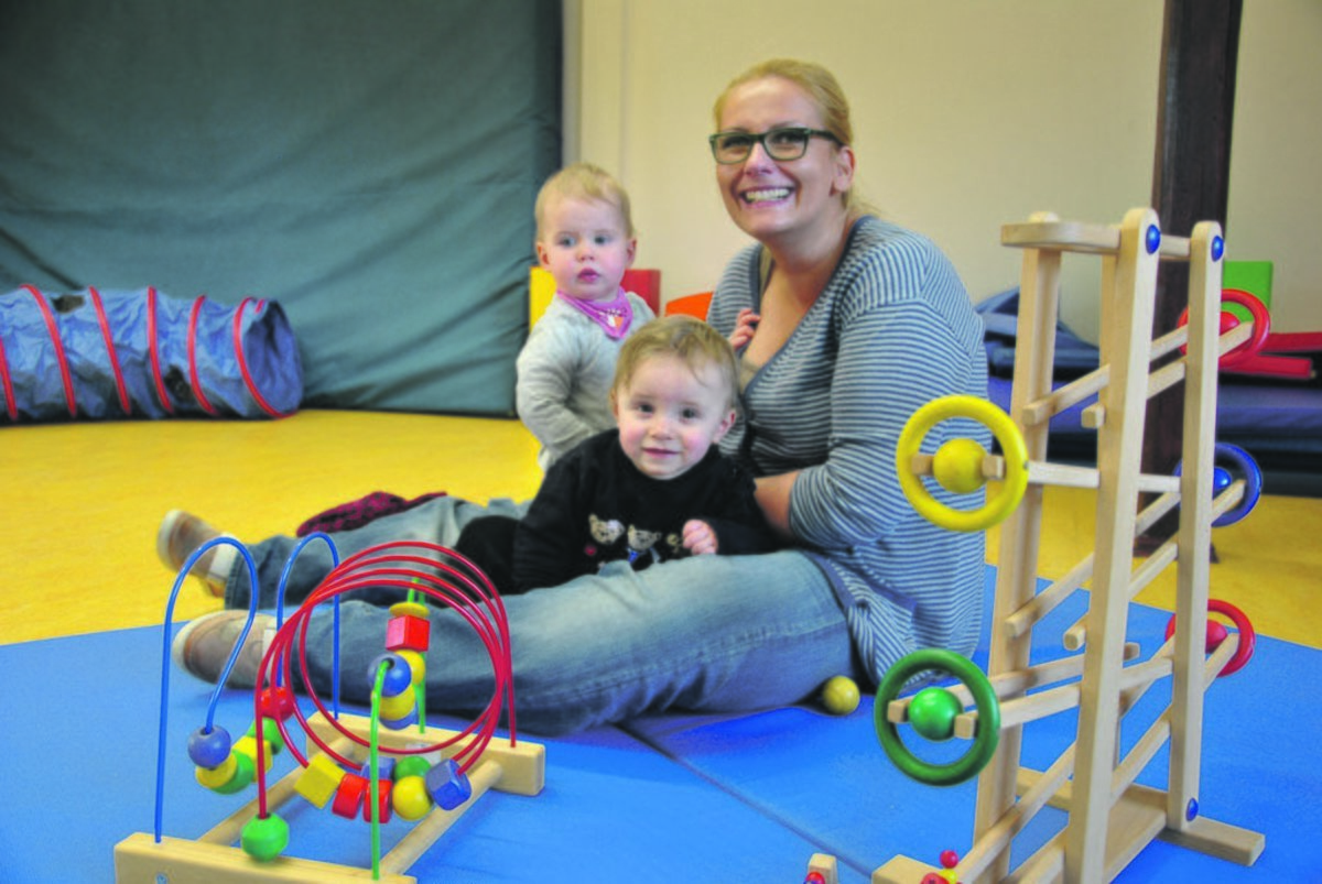 Im Bewegungsraum der VKJ-Familienbildungsstätte stehen für die Kinder altersentsprechende Spiel-, Bewegungs- und Sinnesmaterialien zur Verfügung. Foto: VKJ