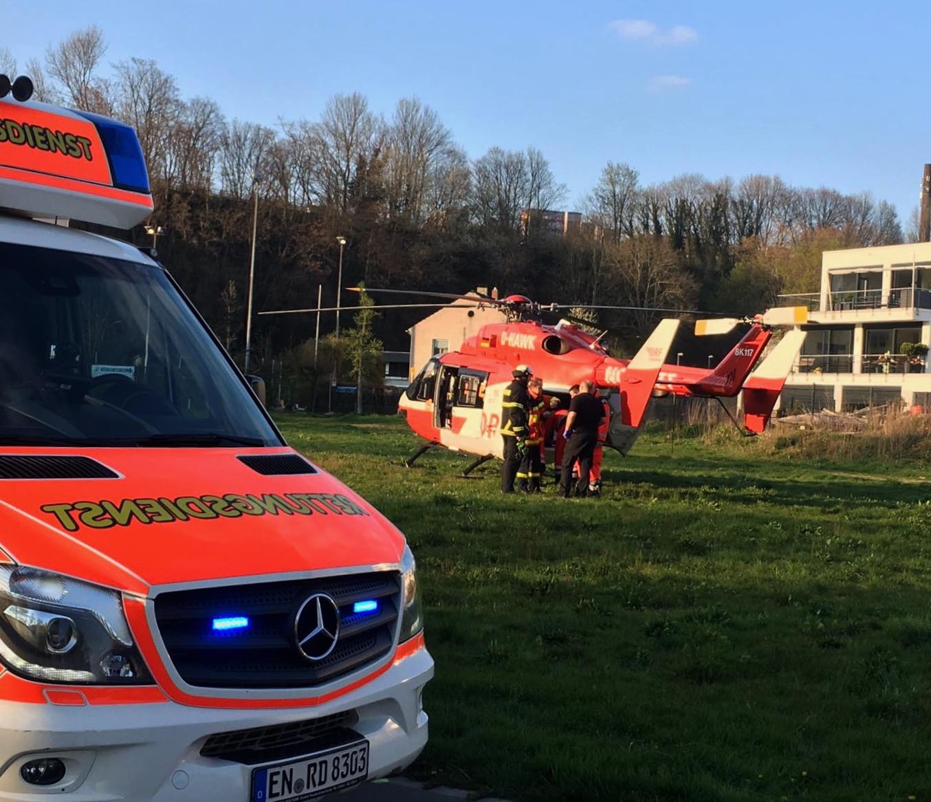Zwei Einsätze zeitgleich für die Feuerwehr Herdecke: Küchenbrand Am Ossenbrink und schwerer Unfall auf der Wetterstraße.