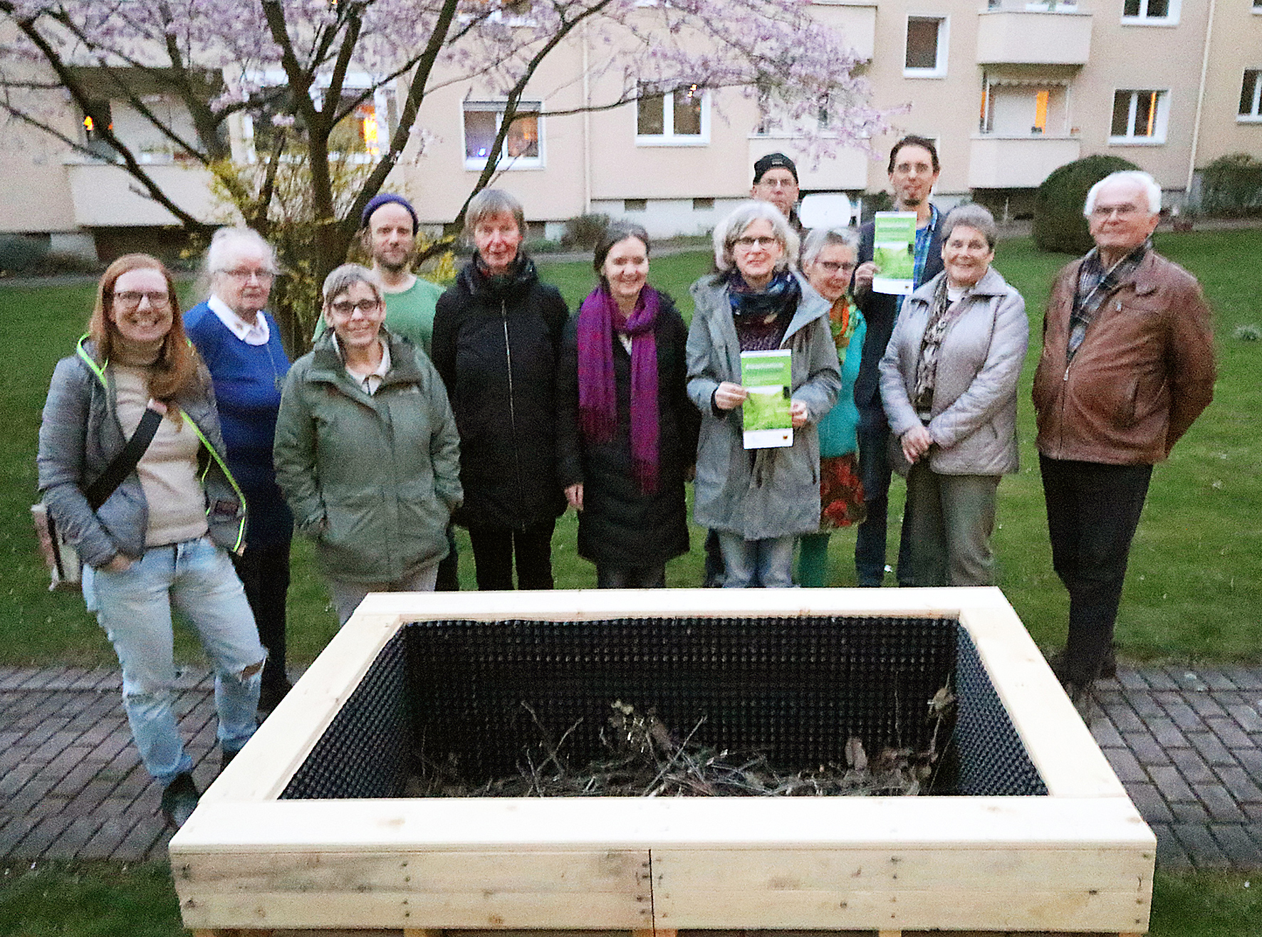 Vier Hochbeete bepflanzen Nachbarn zusammen im Althoffblock. Später soll gemeinsam geerntet und gekocht werden. Das Ziel ist, mit- und voneinander zu lernen, möglichst auch mit Kindern, und eine kleine grüne Oase im städtischen Quartier zu schaffen.