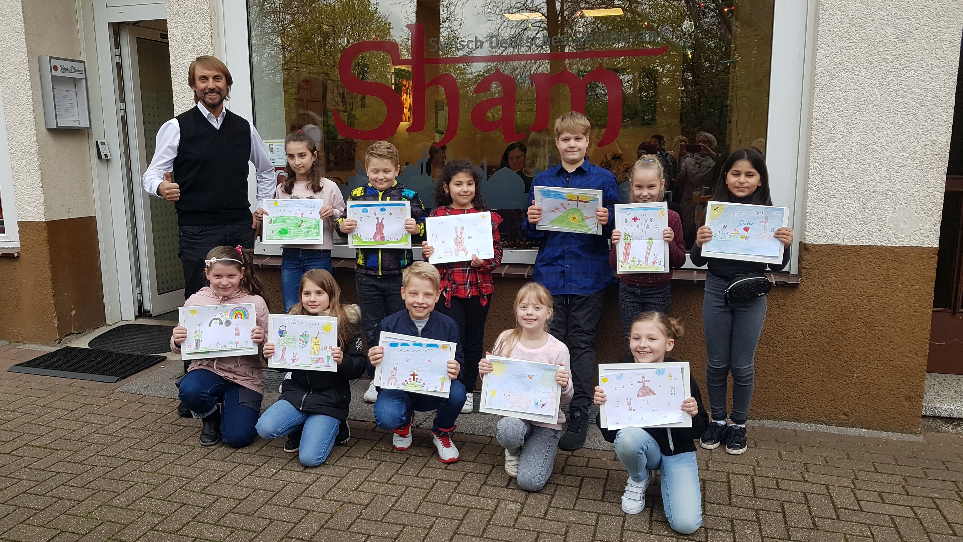 Die Kinder freuten sich über die Urkunden, zusammen mit Initiator Pater Tobias (ganz links).