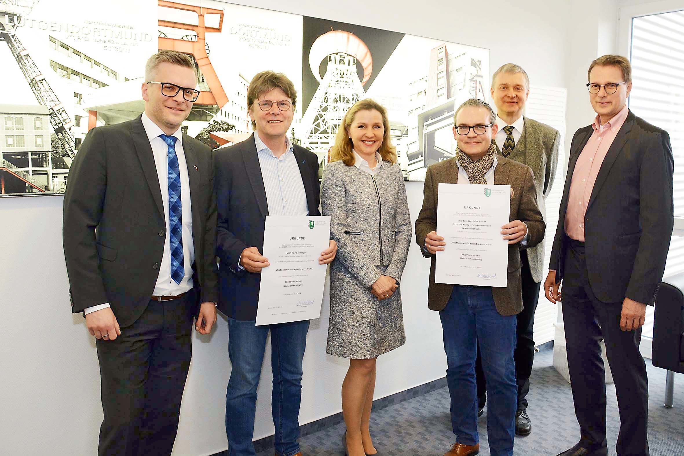 Beim Fototermin zur Präsentation der neuen Verbund-Weiterbildungs im Dortmunder Knappschaftskrankenhaus in Brackel (v.l.n.r.): Stefan Aust, Hauptgeschäftsführer Klinikum Westfalen, Rolf Granseyer, Niedergelassener Arzt, Dr. Doris Dorsel, Referentin Weiterbildung bei der Ärztekammer Westfalen Lippe, Stefan Grave, Krankenhausdirektor Klinikum Westfalen, Dr. Marcus Wenning, Geschäftsführender Arzt Ärztekammer Westfalen Lippe, und Dr. Clemens Kelbel, Stv. Ärztlicher Direktor Klinikum Westfalen.