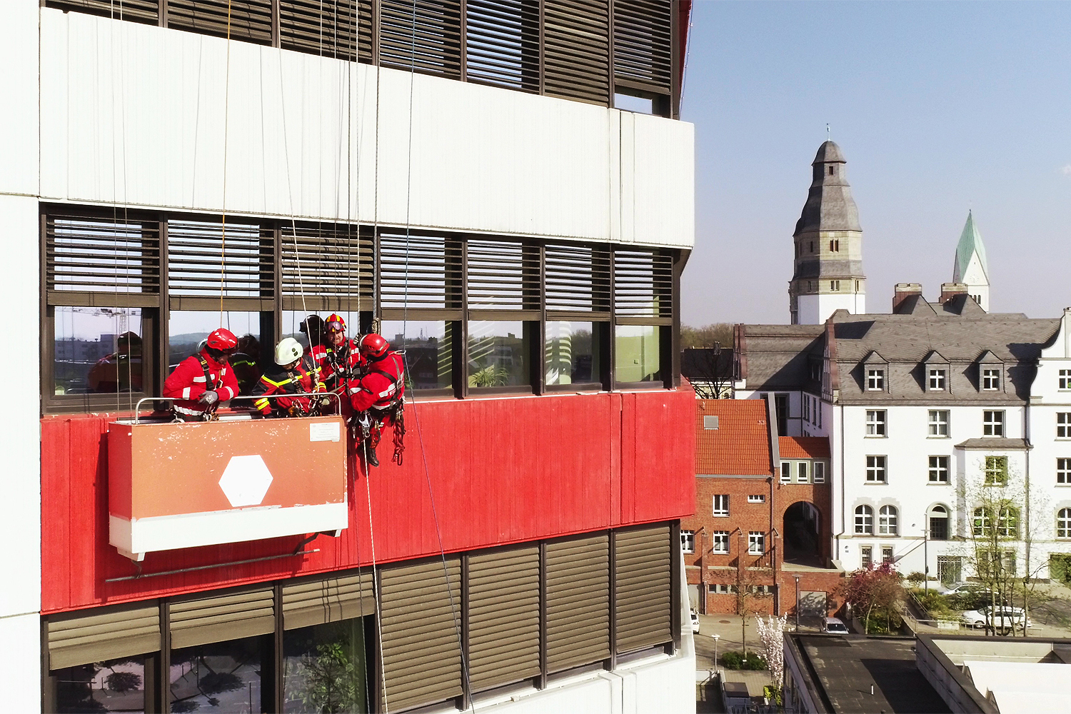 Spektakuläre Übung der Höhenretter am Sparkassen-Turm an der Friedrich-Ebert-Straße in Gladbeck-Mitte. Für die sich ihnen bietende grandiose Aussicht hatten die Einsatzkräfte natürlich keine Zeit übrig.