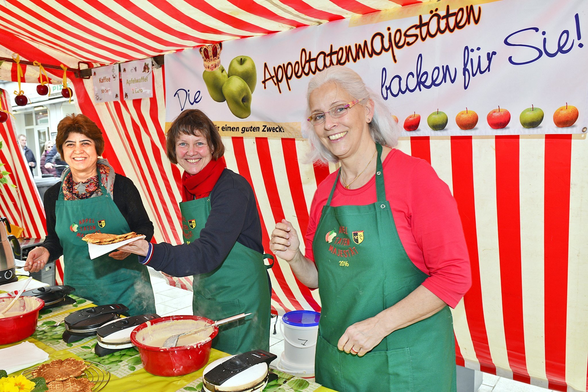 Auch in 2018 waren die Ex-Appeltaten-Majestäten beim "Ostermarkt" im Einsatz. Natürlich werden die Damen ihre sagenumwobenen Apfel-Waffeln auch beim diesjährigen Ostermarkt wieder anbieten.
