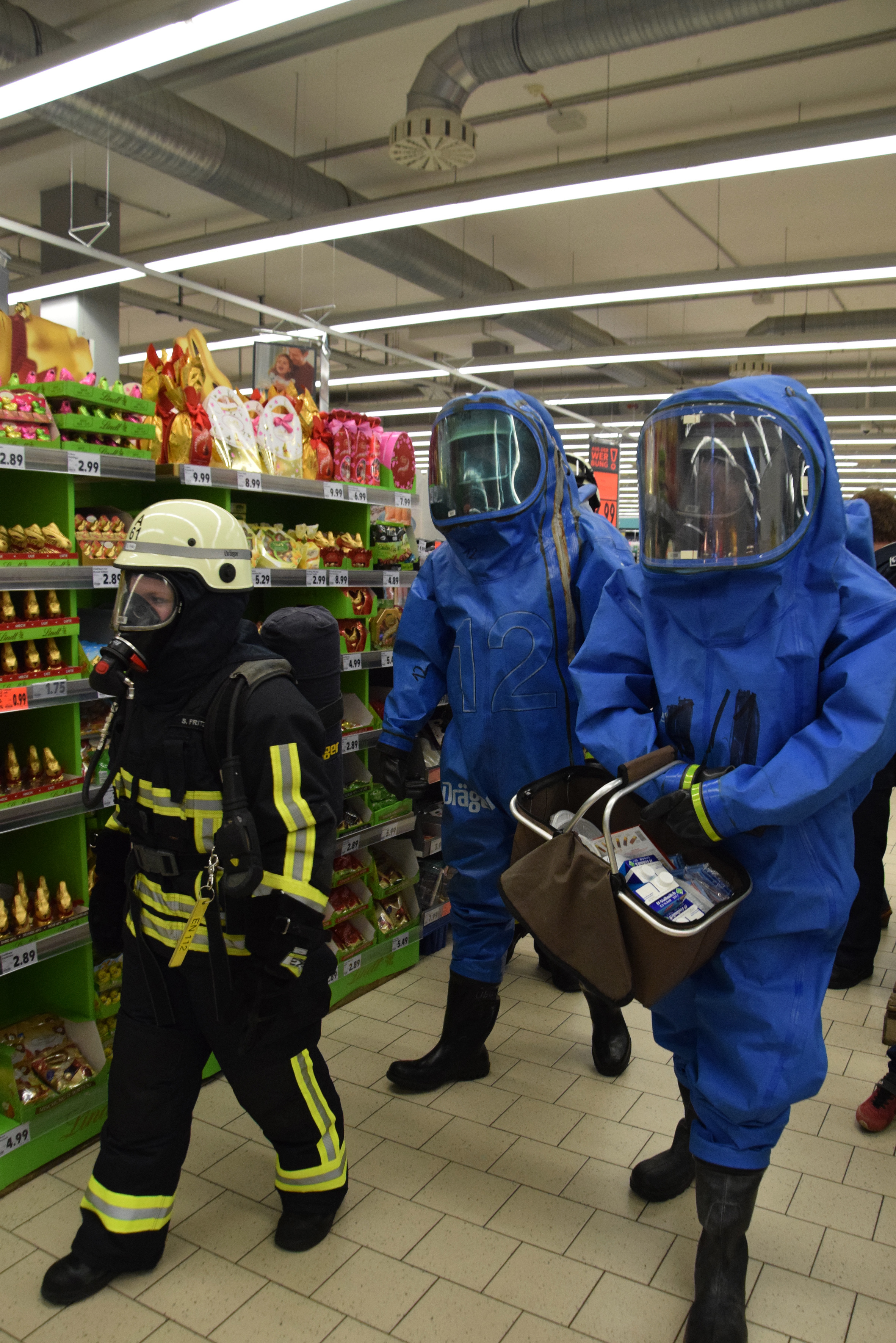 Im Rahmen einer Feuerwehrübung ging es für den Löschzug Alt-Wetter im Gummianzug auf Shopping-Tour.