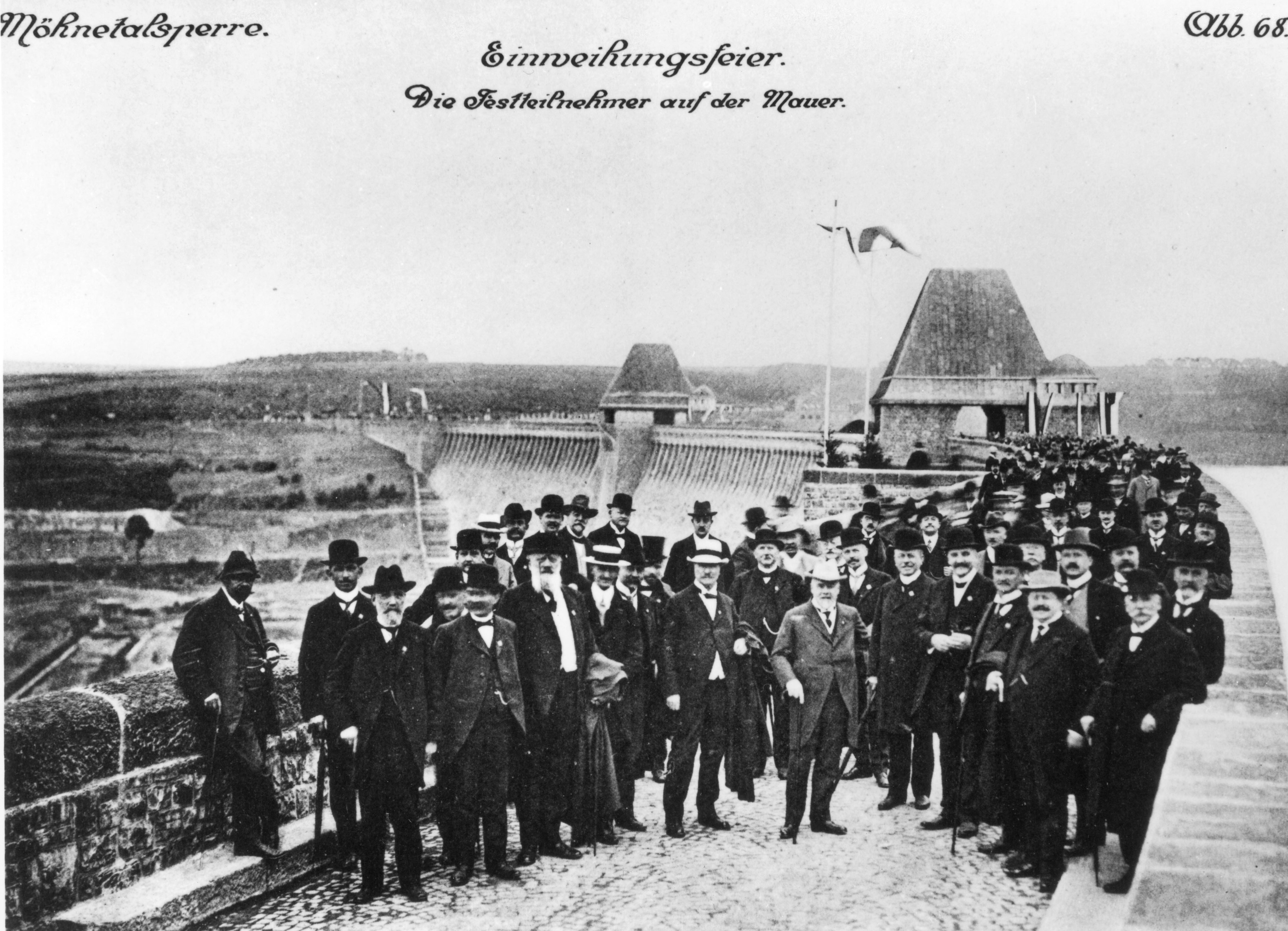 Im Juli 1913 weihte der Ruhrtalsperrenverein die Möhnetalsperre ein – damals die größte Stauanlage Europas und noch heute ein wichtiger Baustein im Talsperrensystem des Ruhrverbands.