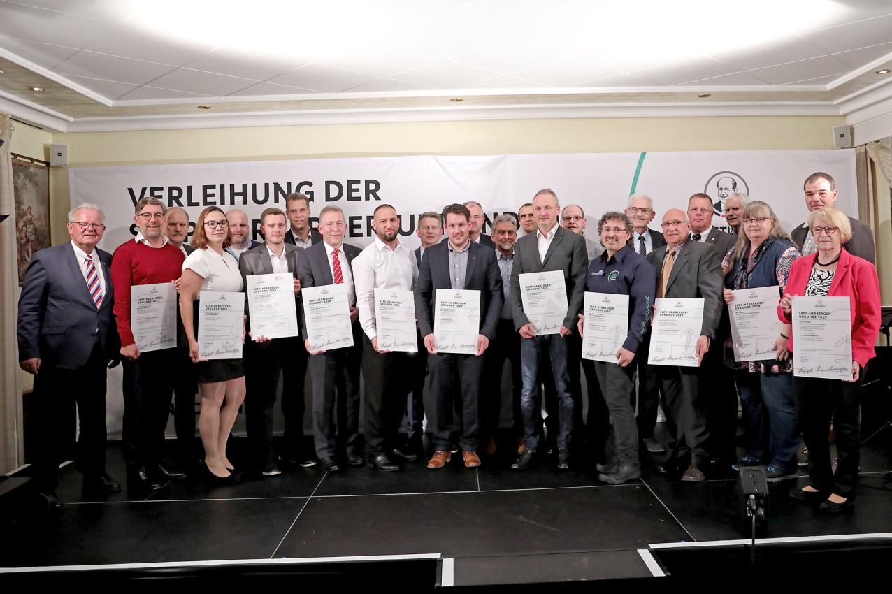 Olaf Fiedler (5.v.r., mit Urkunde) nahm im schweizerischen Spiez die Urkunde für das JVA-Projekt entgegen.