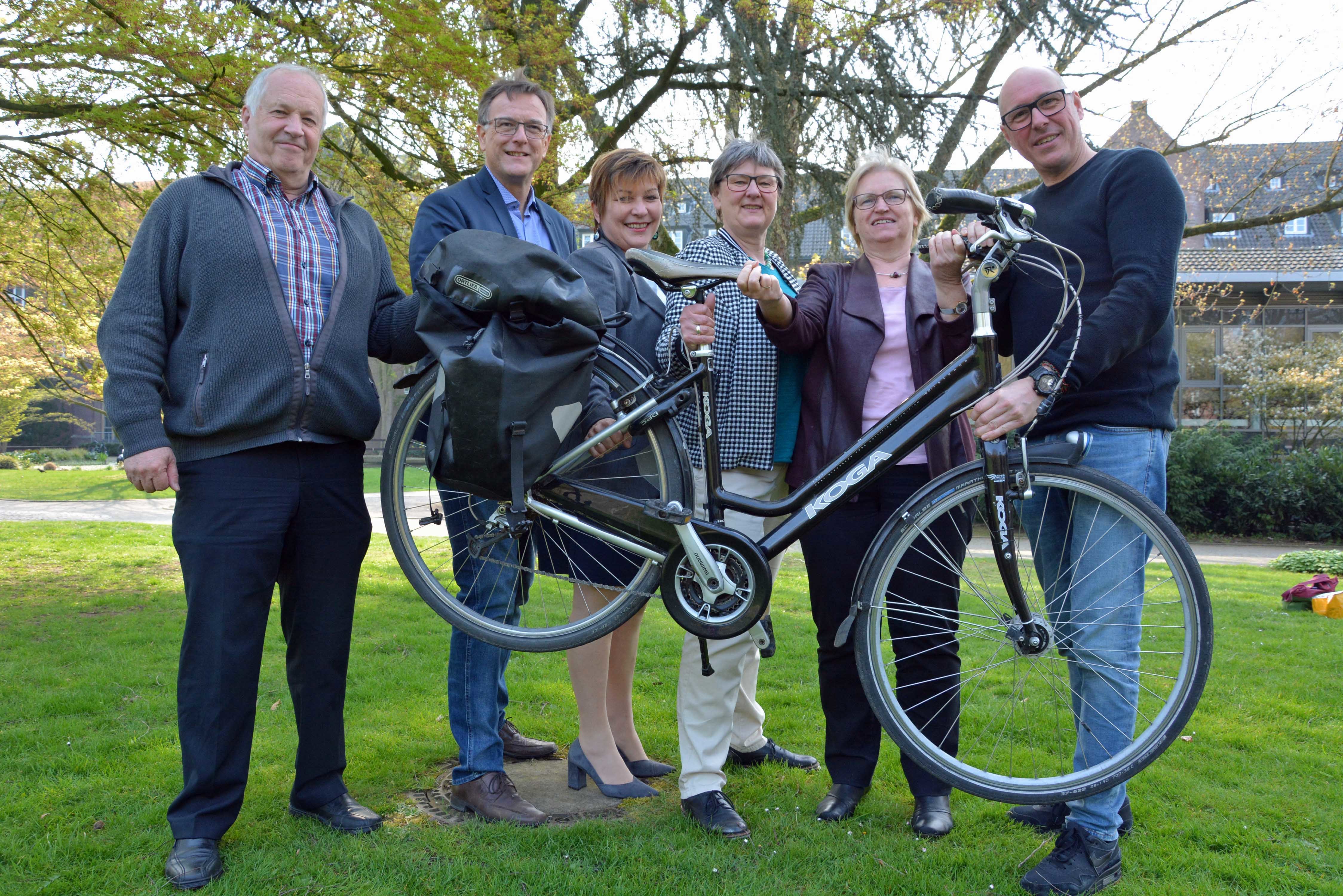 Sie packen gemeinsam an, damit „Das ganz große Abenteuer“ starten kann: (von links) Karl Hagedorn, Dr. Achim Diehr, Ute Friese, Dr. Rose Wecker, Doris Mann und Projektleiter Thomas Binn.
Foto: Bischöfliche Pressestelle