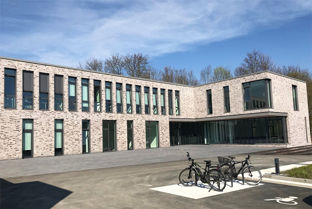 Der Stadtwerke-Neubau am "Weg zum Wasserwerk" wirkt hier vielleicht still und ruhig, ist innen aber bereits mit regem Leben gefüllt. Foto: Barteczko