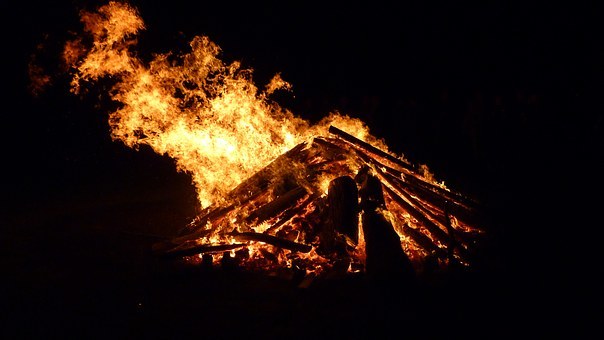 Beim Osterfeuer müssen verschiedene Regeln beachtet werden.