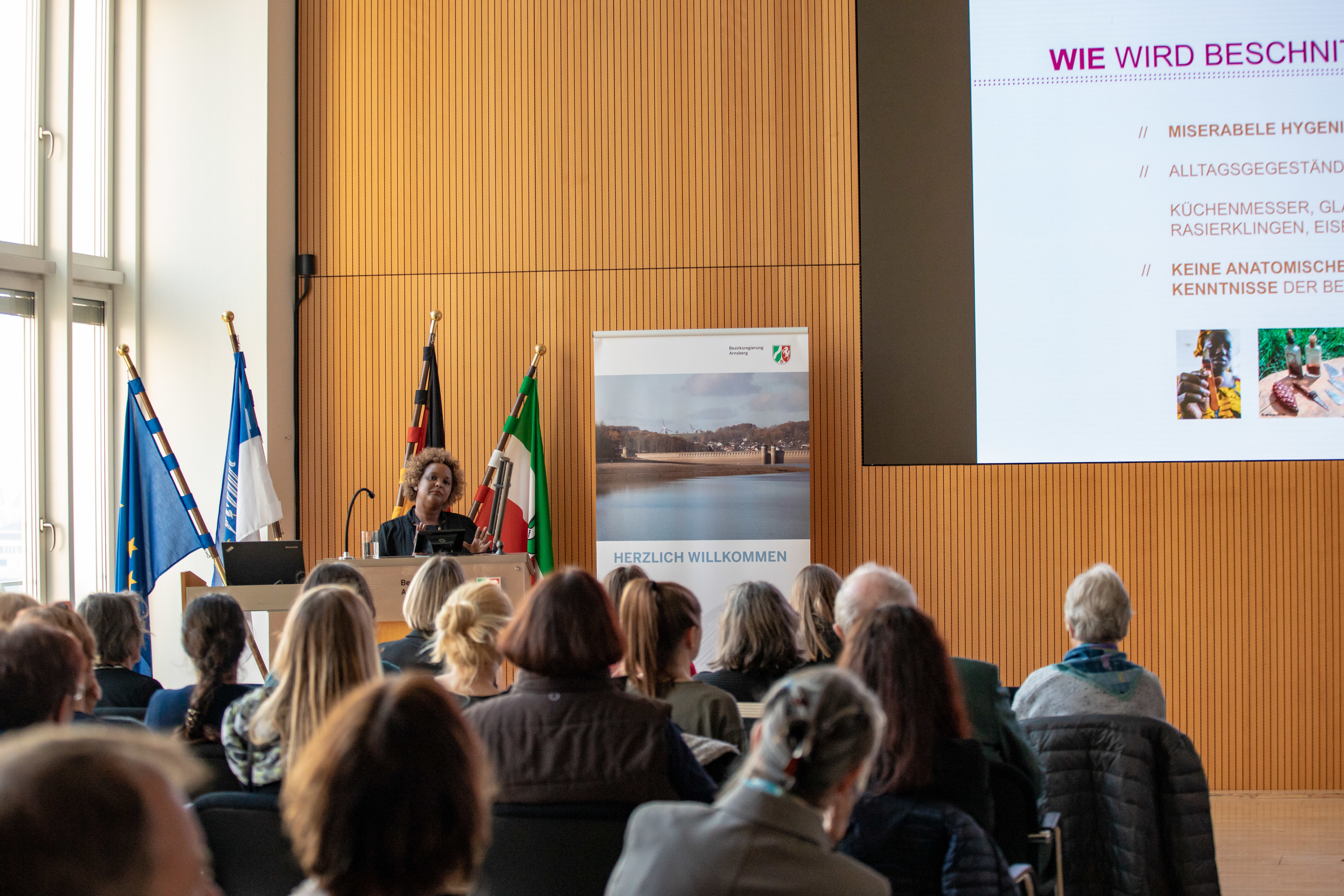 Jawahir Cumar, Gründerin des Vereins "stop mutilation e.V.", berichtete von ihren Erfahrungen als Begleiterin und Beraterin von betroffenen Frauen in Deutschland, aber auch von ihren eigenen als Betroffene.