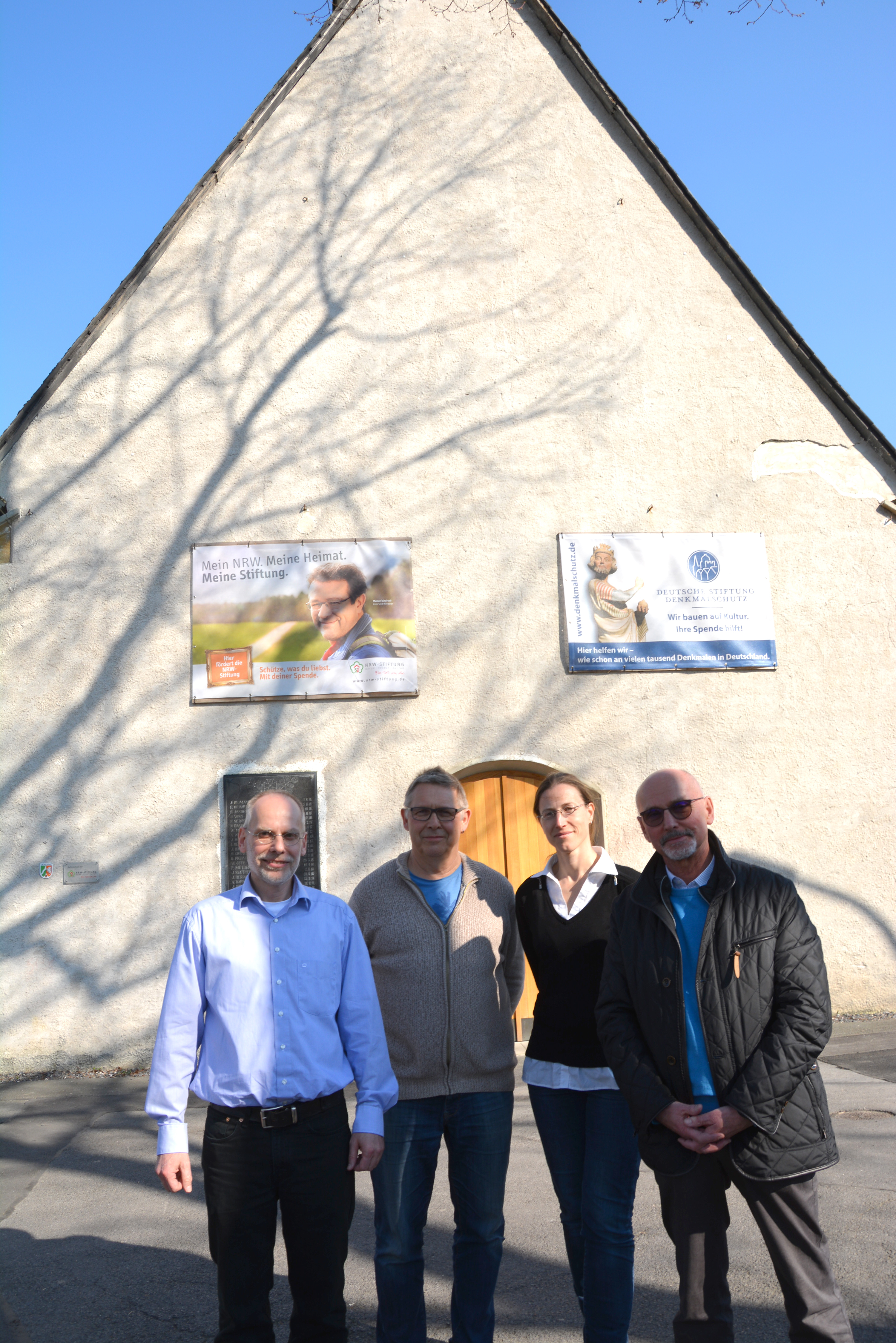 V.l.: Michael Huyer (LWL), Peter Barthold (LWL), Astrid Oppermann (Sprecherin Arbeitsgruppe, Amt für Denkmalschutz Marburg) und Edwin Müller (Förderverein Rodentelgenkapelle).