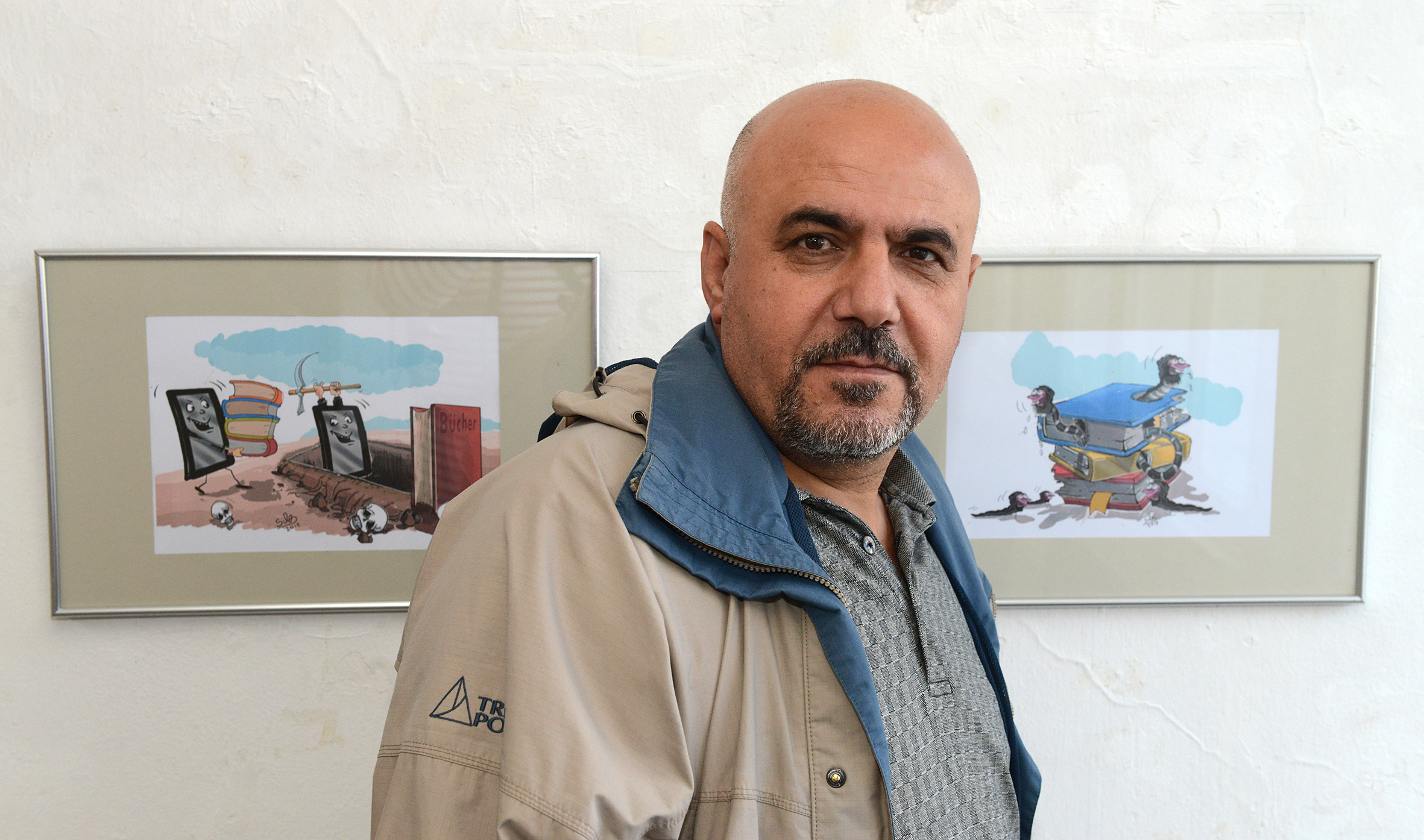 Yahia Alselo hat zwei Cartoons zum Ausstellungsthema gezeichnet.