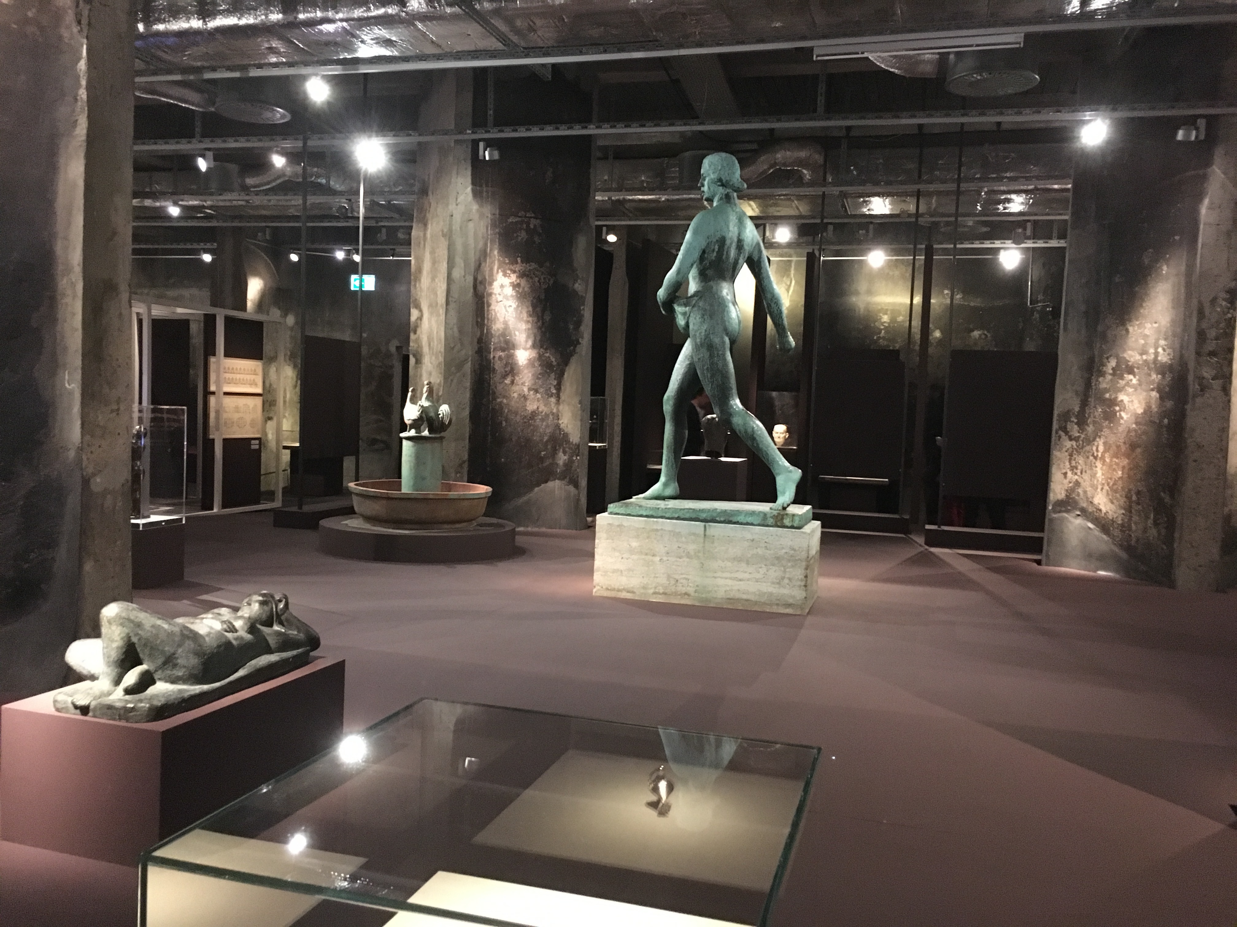 Ausstellungsmacher Bernhard Denkinger lässt den Exponaten viel Platz.