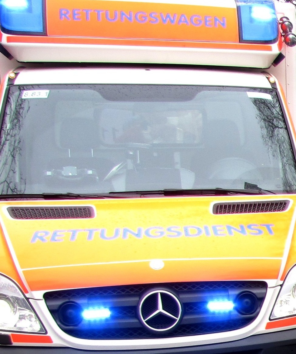 Mit einem Rettungswagen wurde der verletzte Fußgänger ins Krankenhaus gebracht.