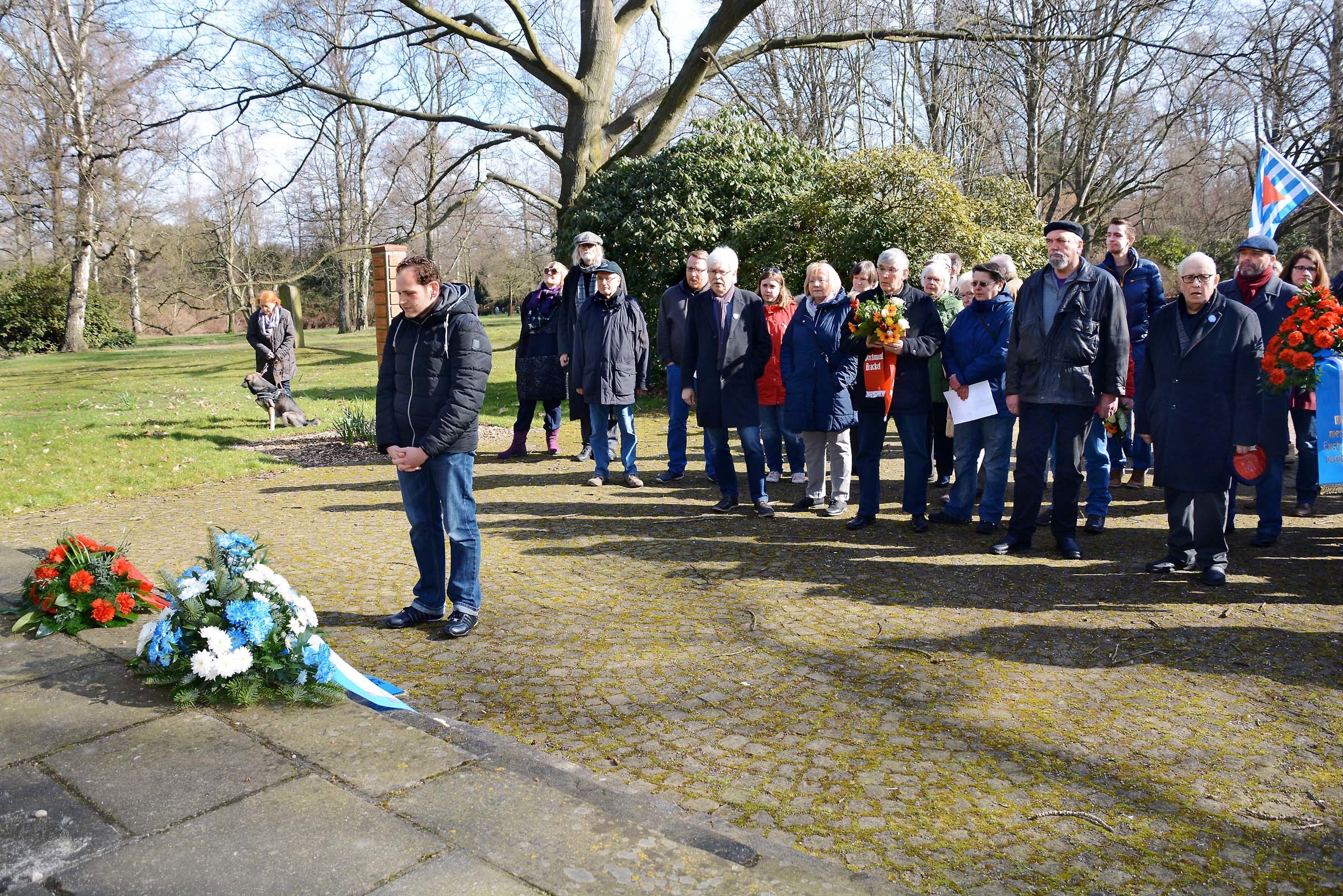 SPD-Stadtbezirksvorsitzender Daniel Behnke bei der Kranzniederlegung an Karfreitag im vergangenen Jahr.