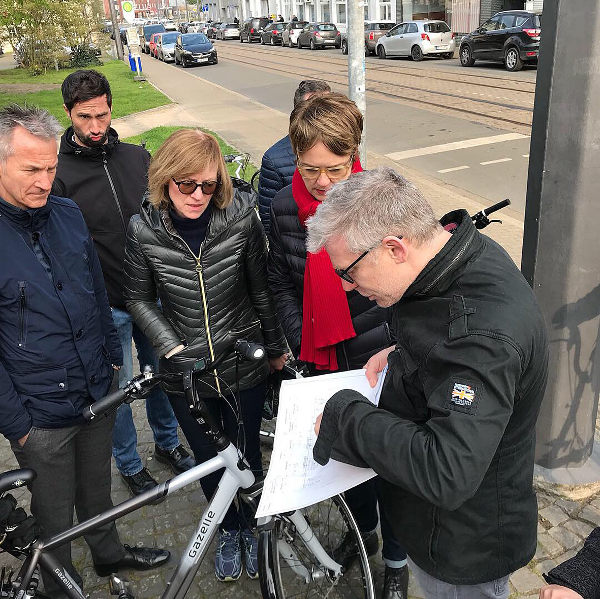 Die Schwachpunkte im Süden wurden bei der Fahrradtour mit dem Oberbürgermeister akribisch notiert.