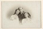 Margarethe Krupp mit ihren Töchtern Bertha und Barbara um 1894.