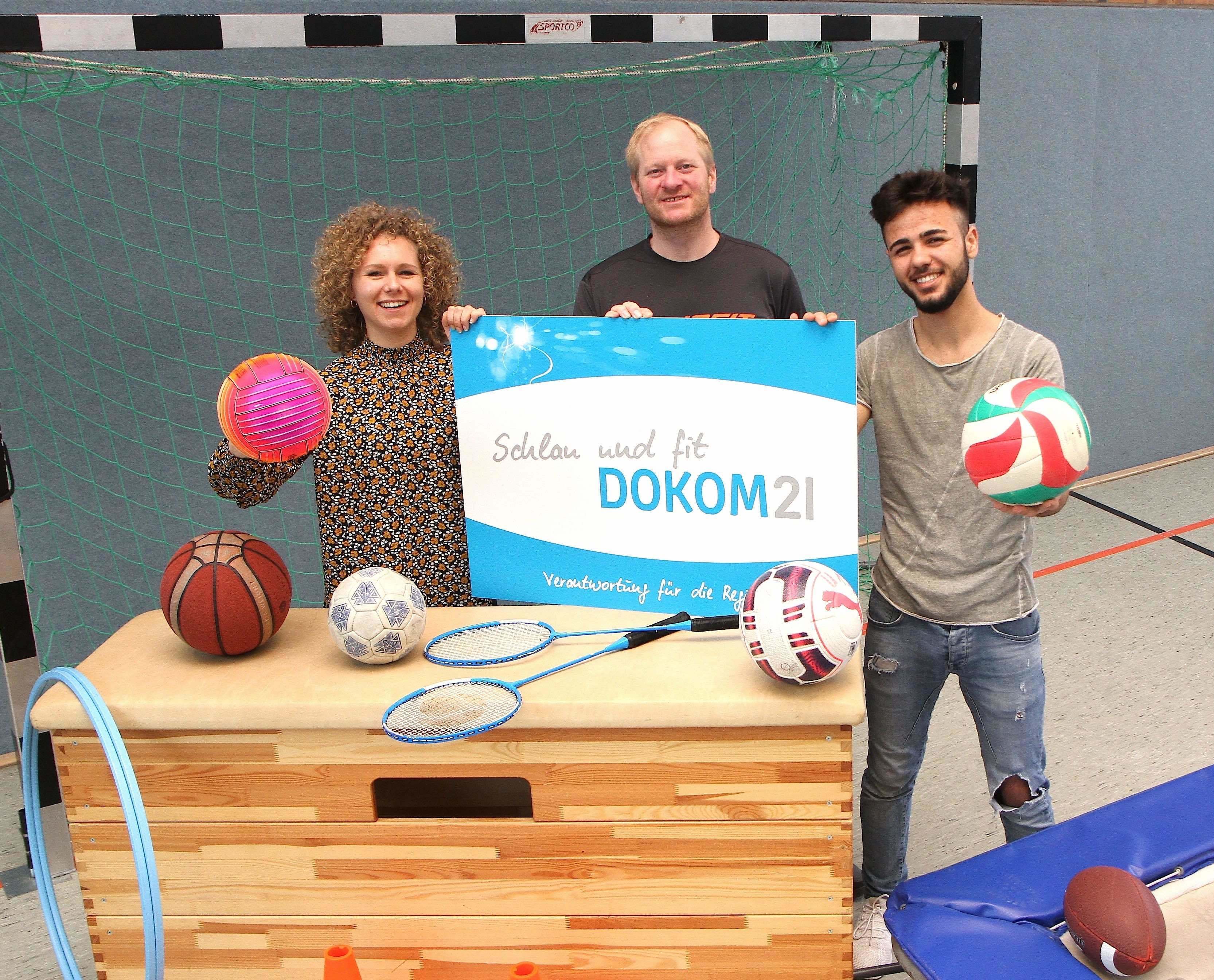 Gern unterstützen Helen Waltener, Marketing-Mitarbeiterin bei DOKOM21, und Klassenlehrer Imo Gatz (M.) den Schüler Rayan Omar bei seiner Ausbildung zum Sporttrainer.