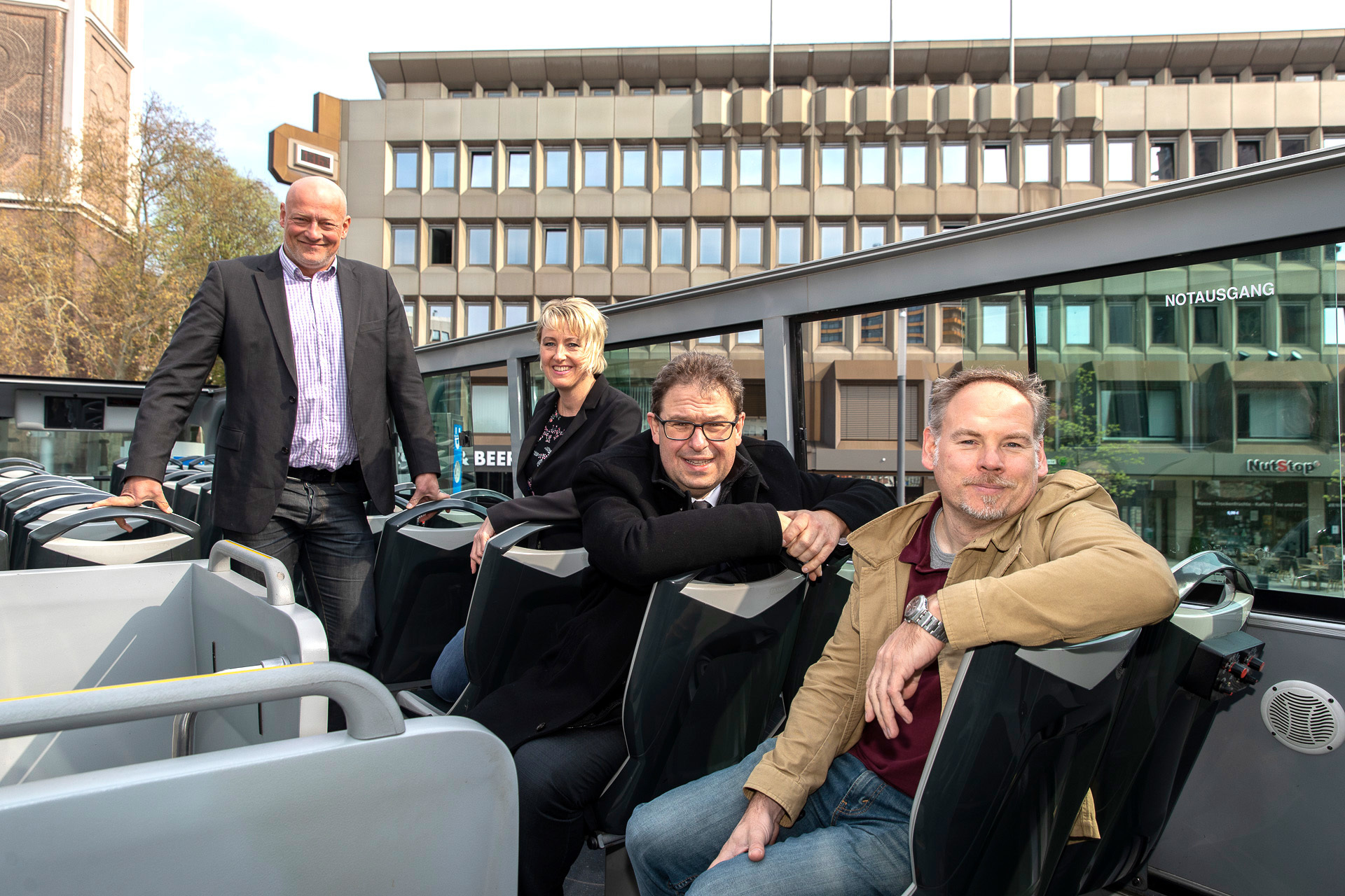 Das Programm für die Saison 2019 stellten in der Gelsenkirchener Innenstadt Stefan Tigges (links) und Markus Schwardtmann (rechts) mit seiner Mitarbeiterin Sandra Falkenauer vor.