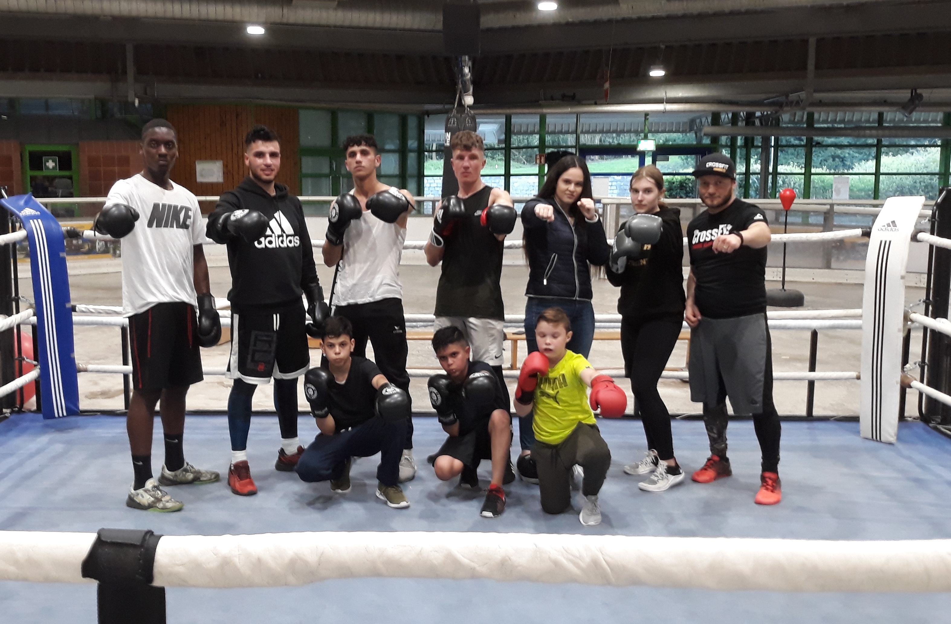 Einige DBS-Boxer, die am 27.April 2019, beim Westparkboxen in den Ring steigen. Rechts: DBS-Trainer Cihan Özdemir.