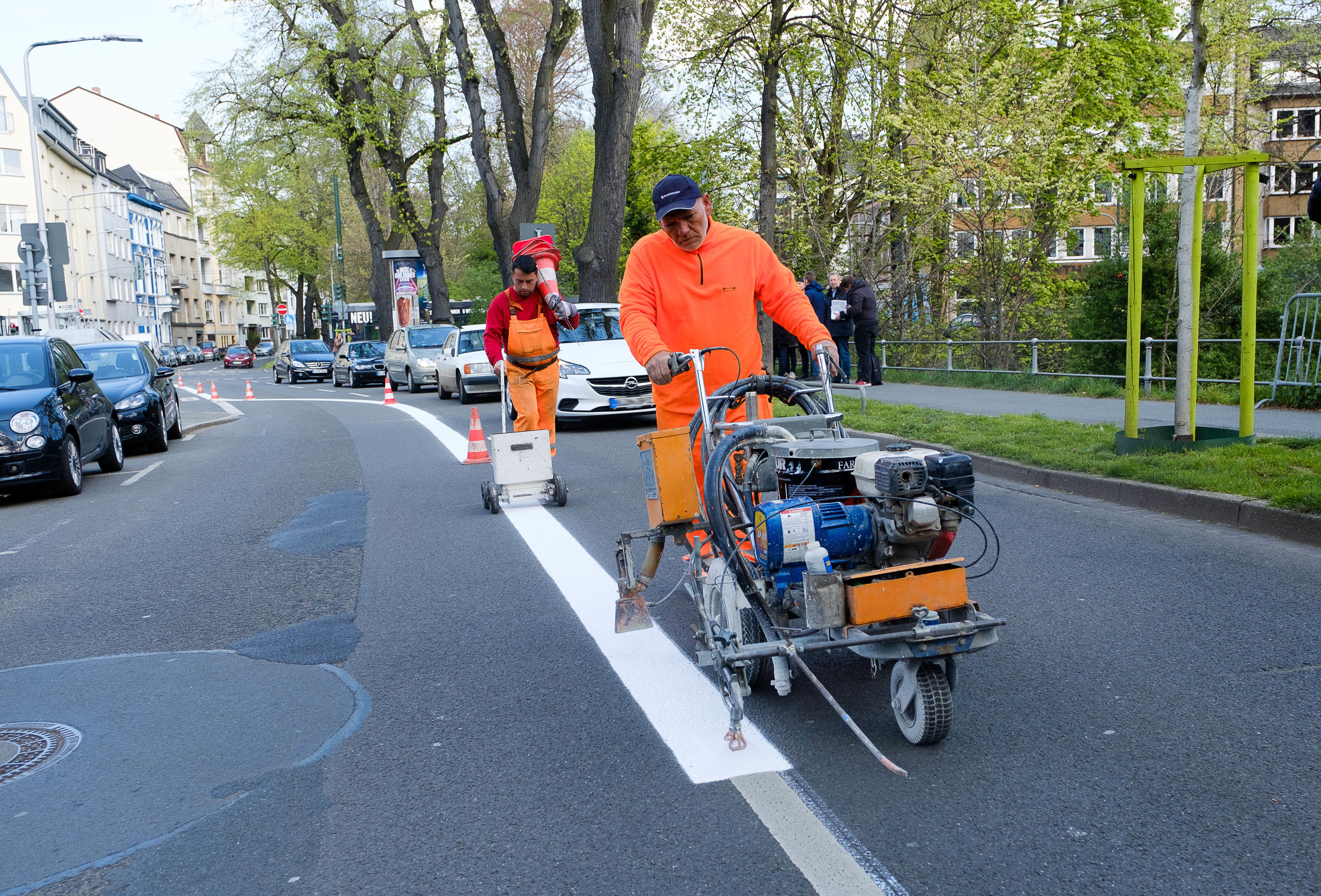 Die neuen je rund 500 Meter langen Umweltspuren auf der Prinz-Georg-Straße werden markiert. Foto: Landeshauptstadt Düsseldorf, Uwe Schaffmeister