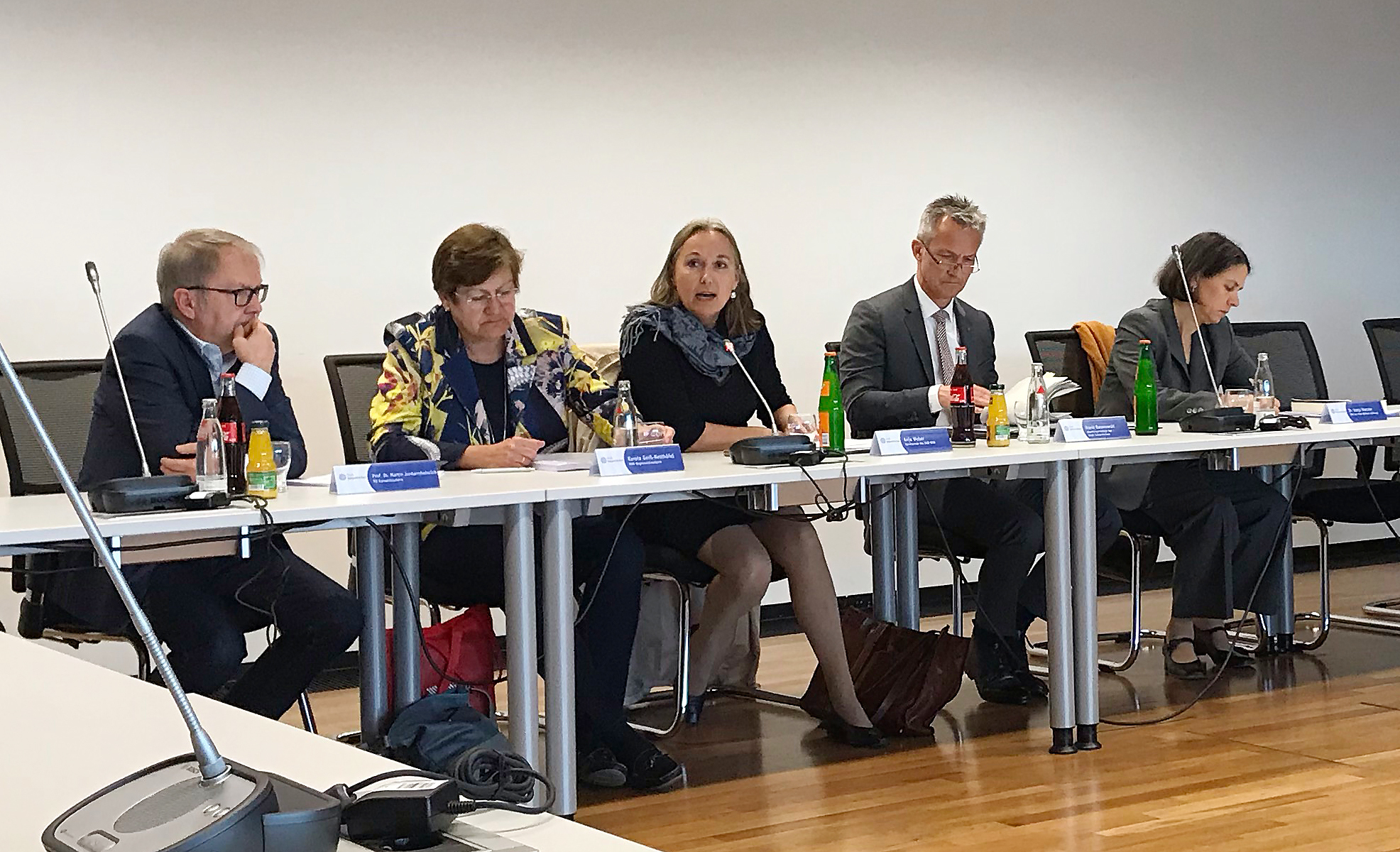 Bei der Pressekonferenz (v.l.): Prof. Dr. Martin Junkernheinrich (TU Kaiserslautern), Karola Geiß-Netthöfel, RVR-Regionaldirektorin, Anja Weber, DGB-Vorsitzende NRW, OB Frank Baranowski und Dr. Katja Rietzler, IMK der Hans-Böckler-Stiftung.