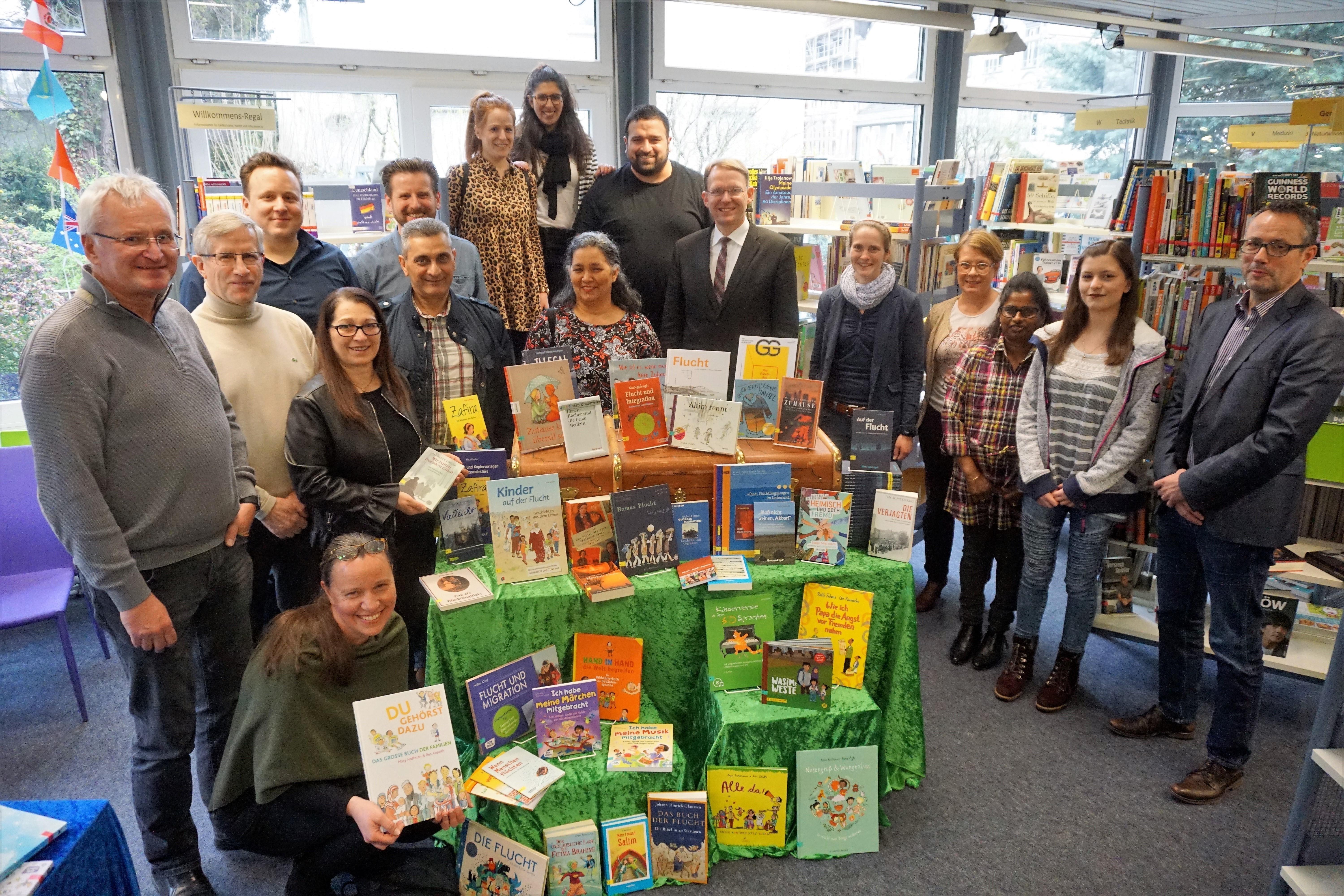 Der Integrationsrat, die Lesefreunde, die Stadtbücherei und das Büro für Vielfalt und Zukunftschancen der Stadt Gevelsberg präsentieren die neuen Medienboxen für die Grund- und weiterführende Schulen zum Thema „Flucht und Integration“