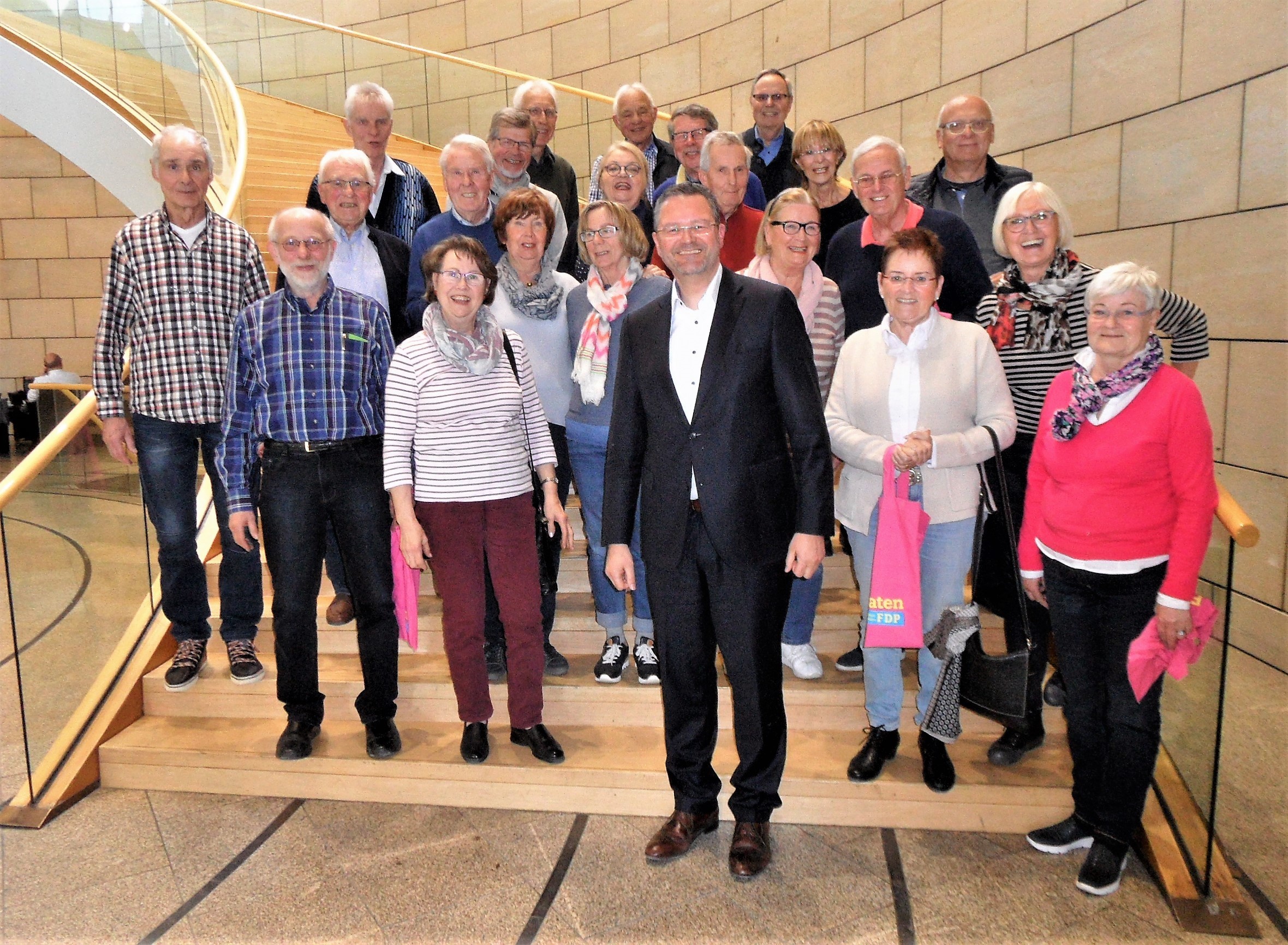 Gruppenfoto mit MdL Bodo Middeldorf (vorne) auf der Treppe im Landtagsgebäude.