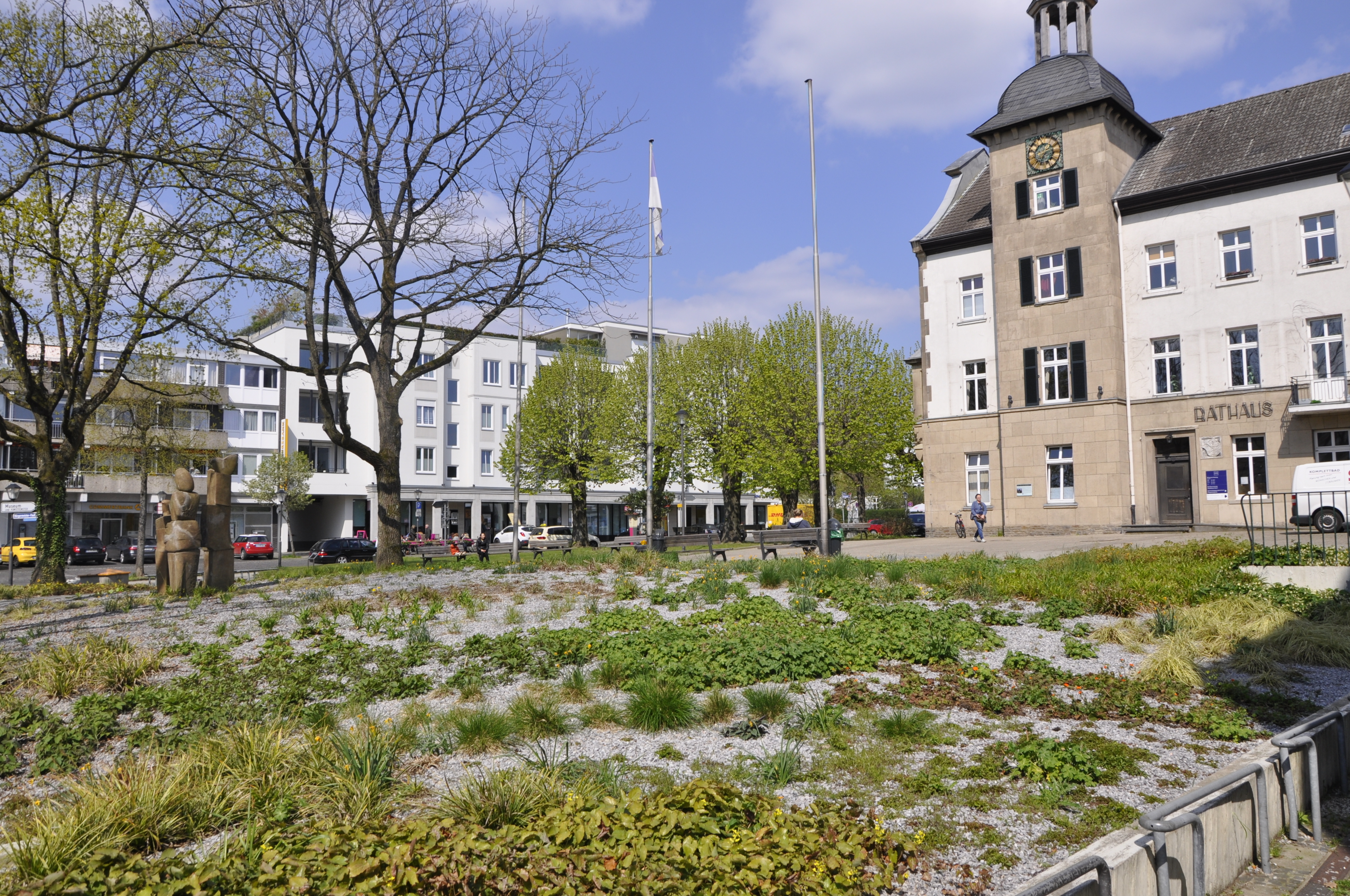 Bezirksvertretung und Bürgerschaft engagieren sich für einen schöneren Rathausvorplatz.