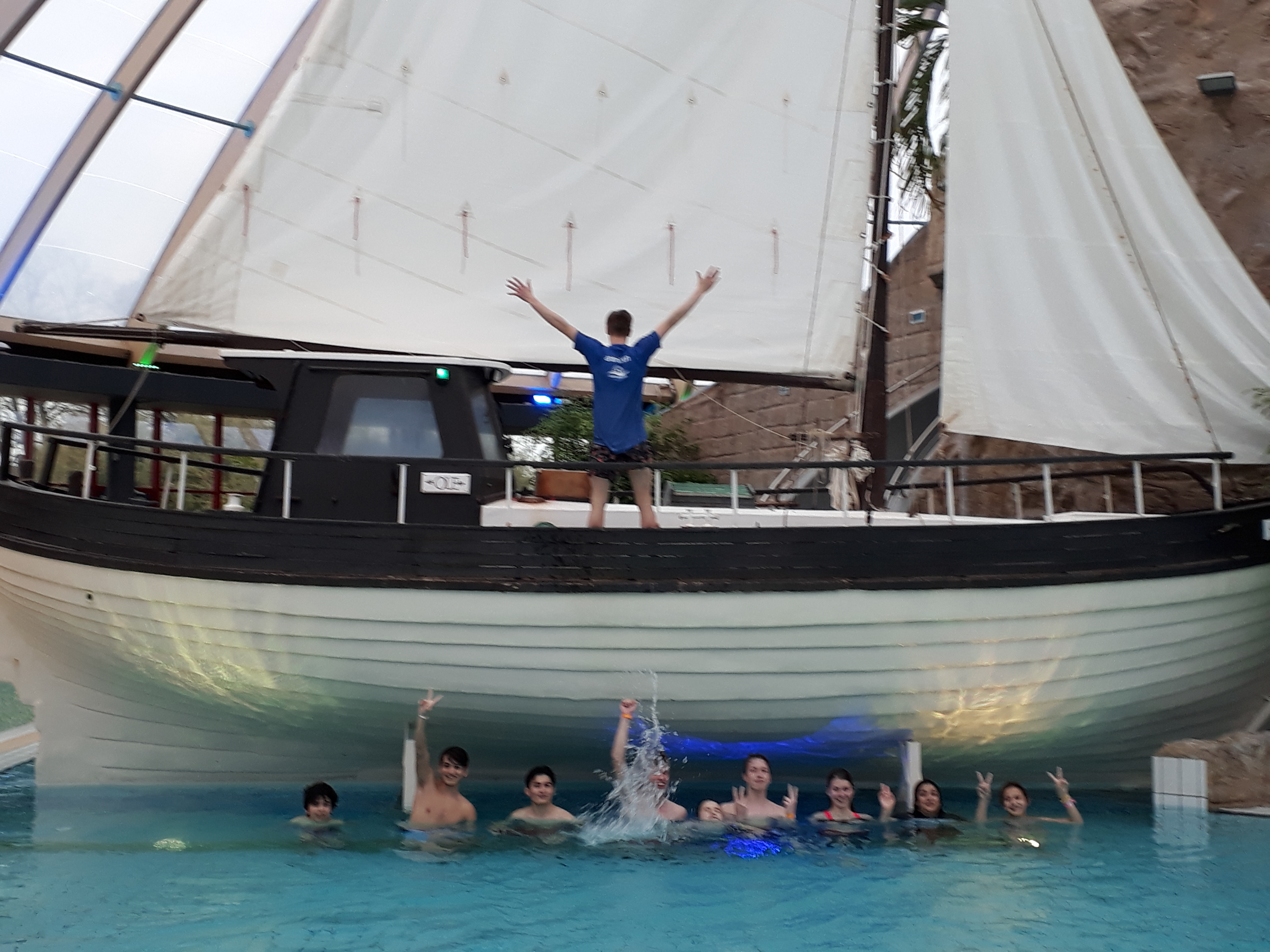 Die Teilnehmer beim Spaßprogramm am Kutter „Ole“ in der Wasserlandschaft des Atlantis Dorsten.