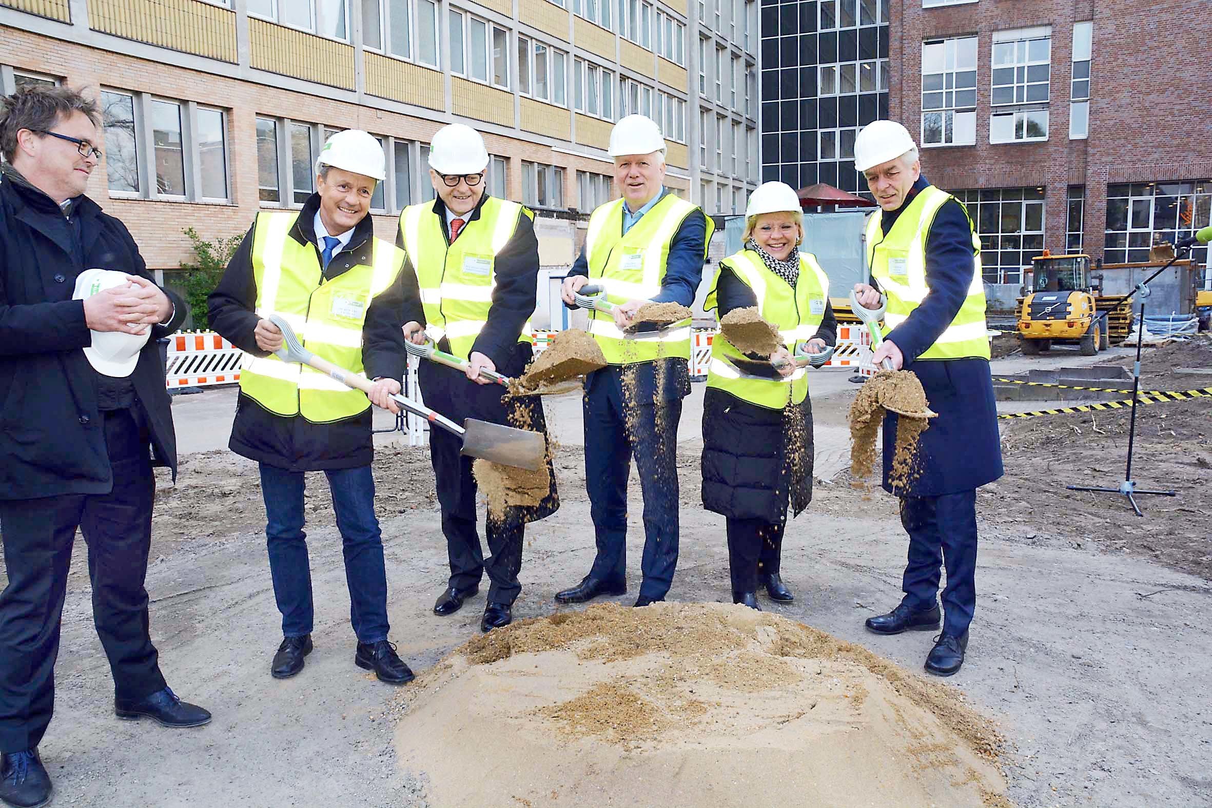 Beim Spatenstich für den 20. Mio Euro-Anbau am Klinikum (v.l.): Architekt Christian Weicken, Arbeitsdirektor Ortwin Schäfer, Ärztlicher Direktor
Prof. Dr. Michael Schwarz, Oberbürgermeister Ullrich Sierau und Klinikum-Aufsichtsratsvorsitzende
Ulrike Matzanke mit Klinikum-Geschäftsführer Rudolf Mintrop.