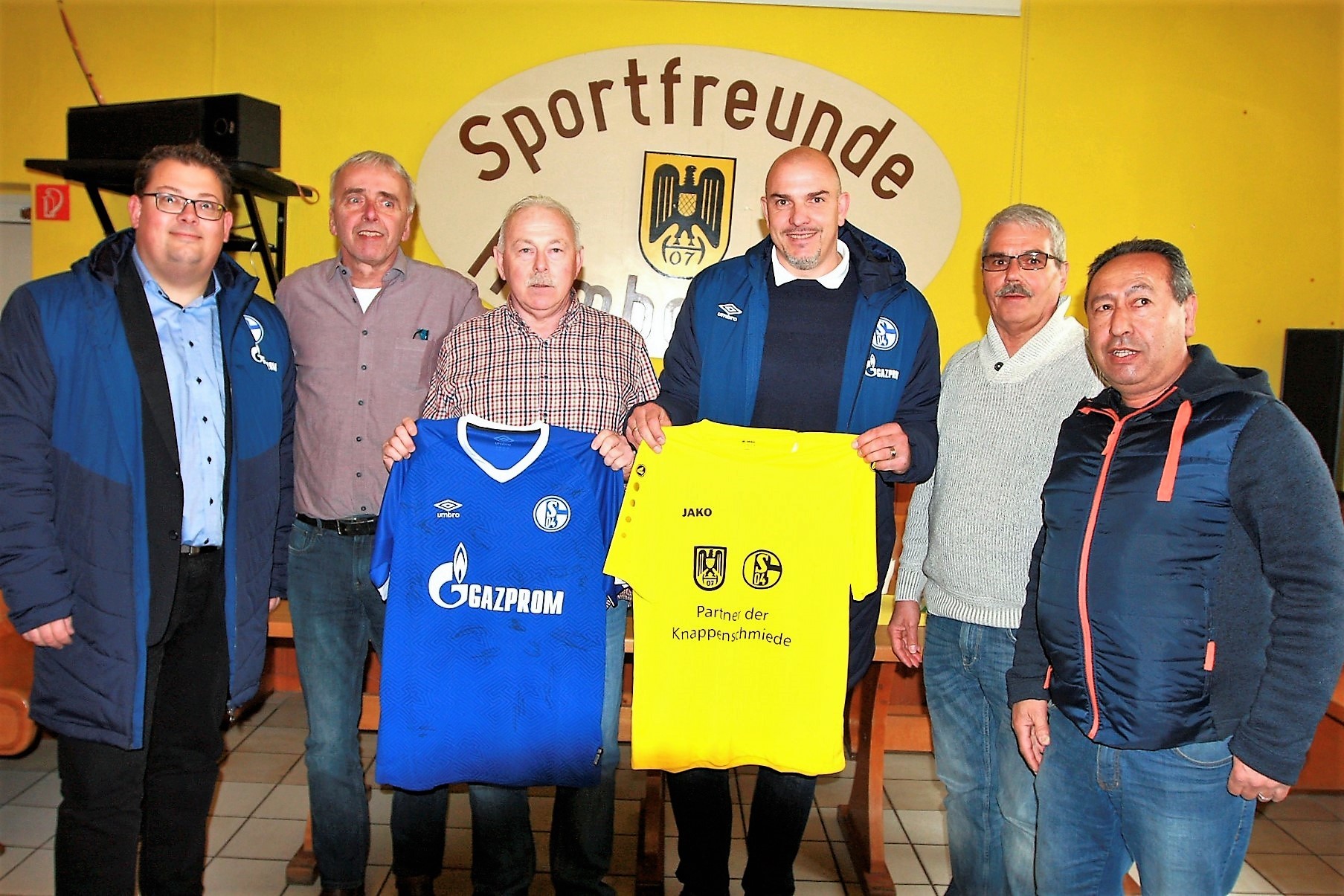 Hamborn 07 und Schalke 04 gehen im Jugendbereich gemeisame Wege. Unter Dach uind Fach gebracht haben das v.l. Christian Buchholz, Ernst Schneider, Rudi Meyer, Mathias Schober, Manfred Mainka und Ali Kocakaya.
Foto: Andreas Kniestedt