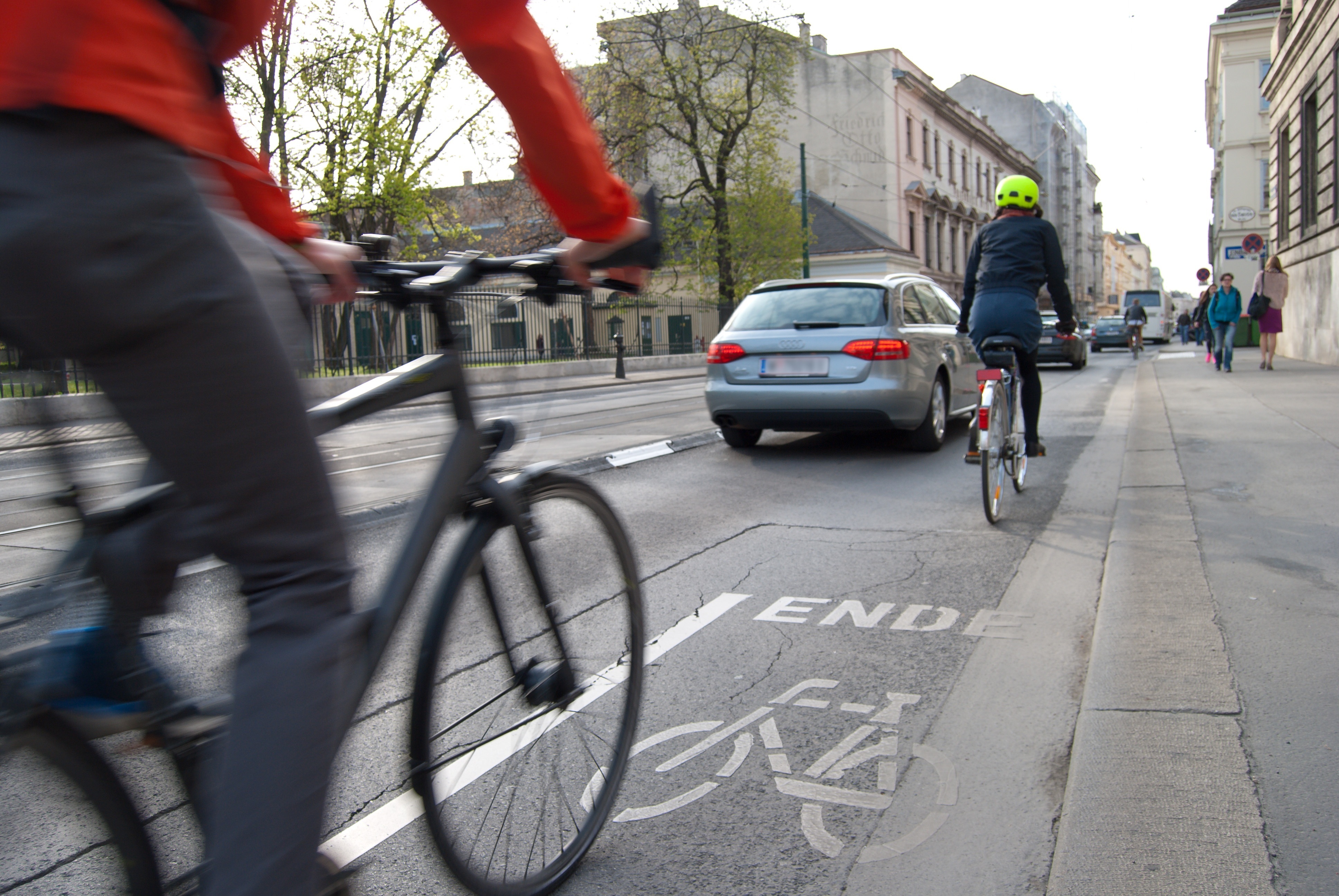Eine leider noch alltägliche Situation in vielen Kommunen: plötzlich endende Radwege und Konflikte mit den motorisierten Verkehrsteilnehmern. Foto: Pixabay